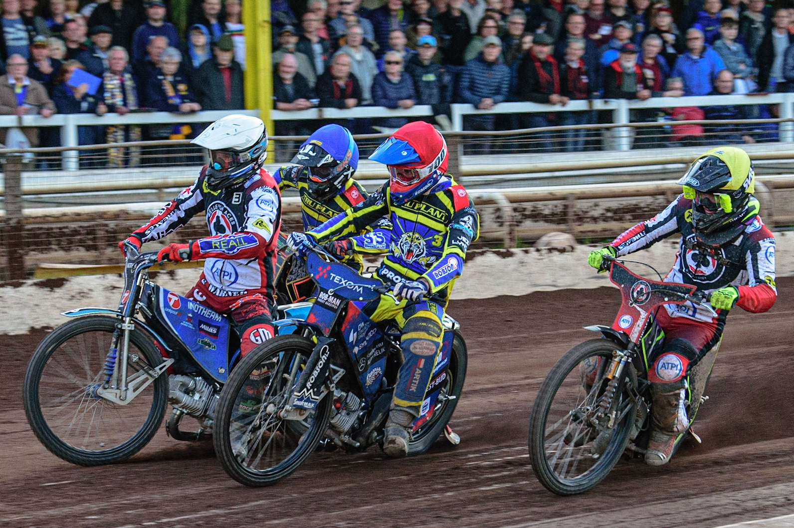 SHEFFIELD, UK. MAY 26TH Tobiasz Musielak  (Red) and Matej Žagar (White) battle it out with Tom Brennan  on the inside and Connor Mountain  (Blue) behind during the SGB Premiership match between Sheffield Tigers and Belle Vue Aces at Owlerton Stadium, Sheffield on Thursday 26th May 2022. (Credit: Ian Charles | MI News)