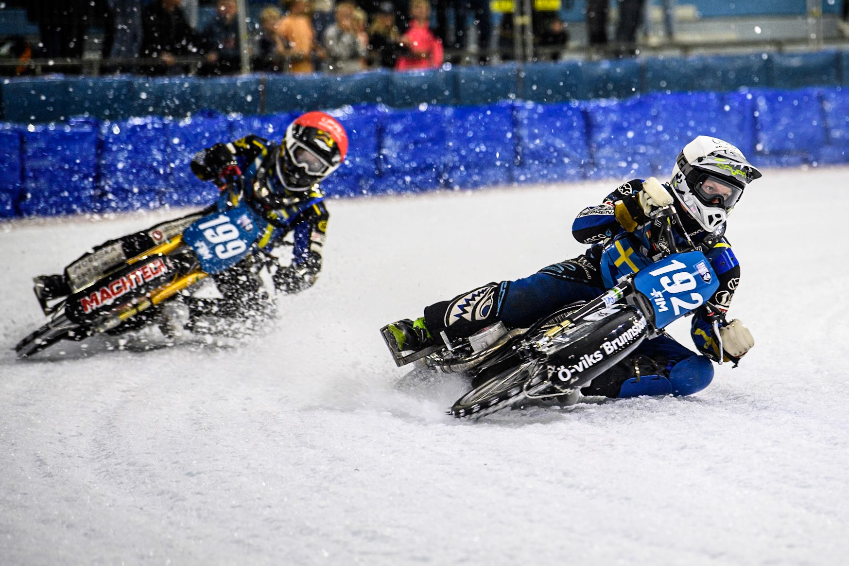 Heat 20: Niclas Svensson (192) of Sweden in White leading Martin Haarahiltunen (199) of Sweden in Red during the FIM Ice Speedway Gladiators World Championship, Final 4 at the Ice Stadium, Thialf, Heerenveen on Sunday 6th April 2025. (Photo: Ian Charles | MI News)