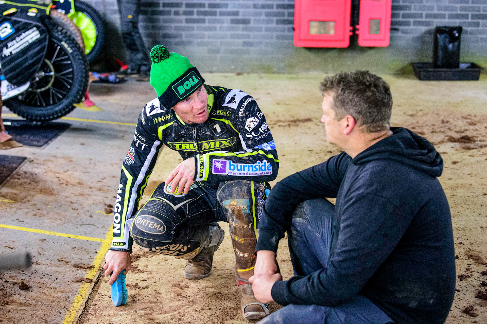 Jason Doyle leads chats with his mechanic   during the Grant Henderson Pairs at the National Speedway Stadium, Manchester on Thursday 27th October 2022. (Credit: Ian Charles | MI NEWS)