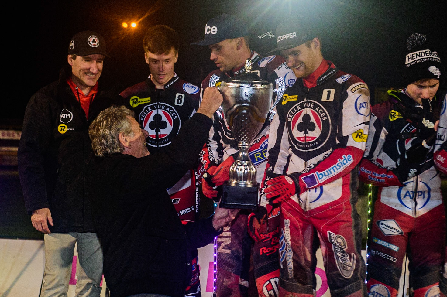 Brady Kurtz is presented with the Premiership Trophy by Neil Machin during the SGB Premiership Grand Final 2nd Leg between Sheffield Tigers and Belle Vue Aces at Owlerton Stadium, Sheffield on Thursday 13th October 2022. (Credit: Ian Charles | MI News)