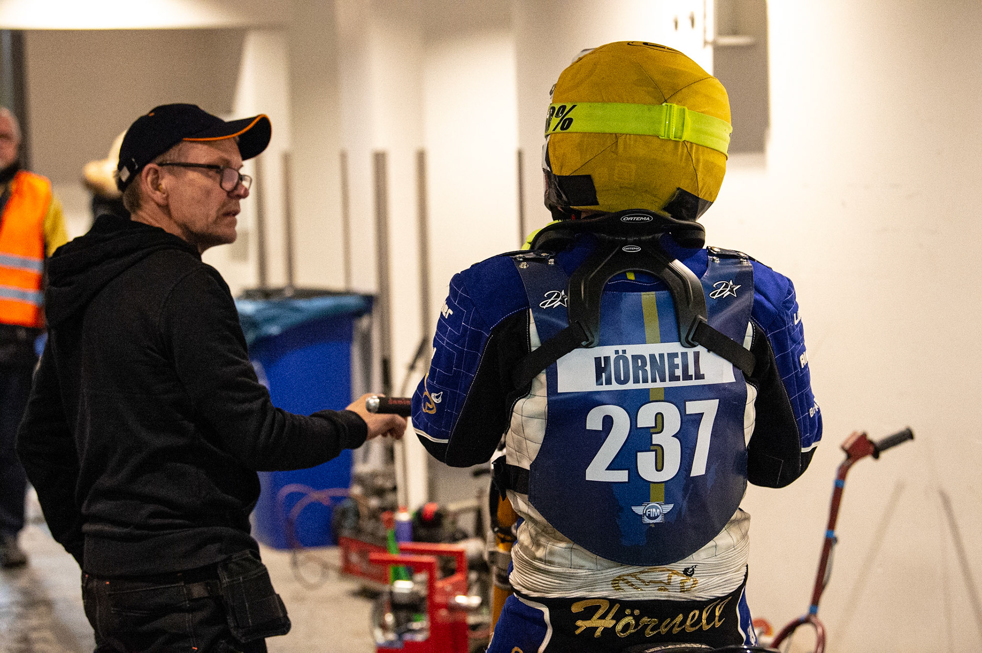 HEERENVEEN, NL. Stefan Svensson (left) chats with Jimmy Hörrnell (237)  during the FIM Ice Speedway Gladiators World Championship Final 3 at Ice Rink Thialf, Heerenveen on Saturday  2 April 2022. (Credit: Ian Charles | MI News)