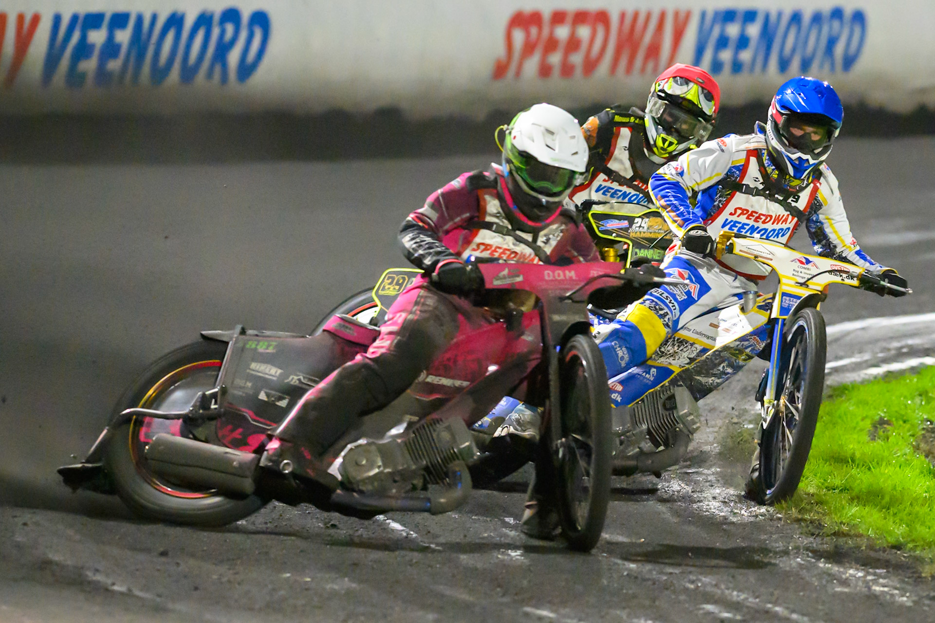 Hannah Grunwald of Germany in White leading Rasmus Pedersen of Denmark in Blue  and Dominic Hamming of The Netherlands in Red during the Gouden KENNY Helm at Speedway Veenoord, Veenoord in the Netherlands on Saturday 19th September 2026. (Photo: Ian Charles | MI News)