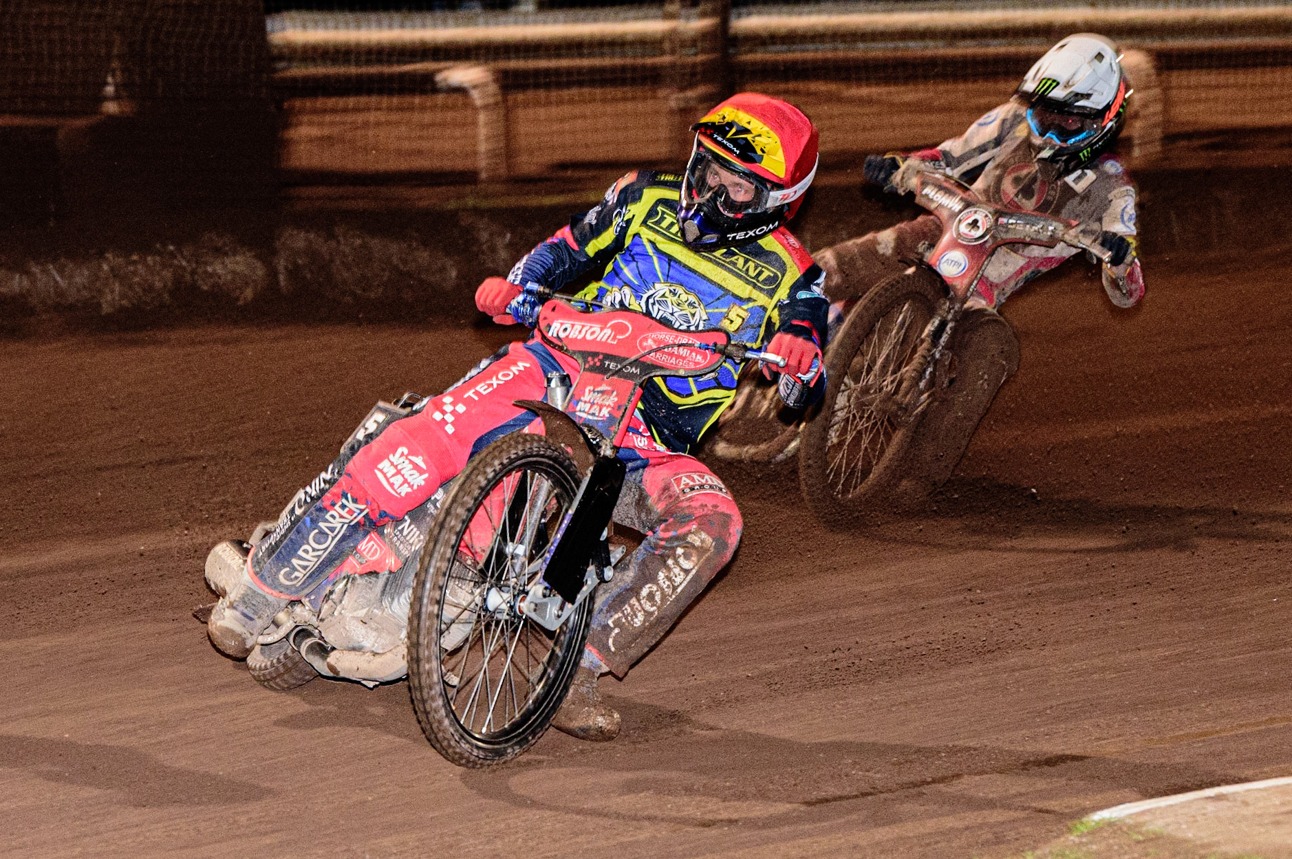Tobiasz Musielak  (Red) leads Dan Bewley  (White) during the Sheffield Tigers vs Belle Vue Aces meeting in the SGP Premiership at Owlerton Stadium, Sheffield on Thursday 23rd March 2023. (Photo: Ian Charles | MI News)