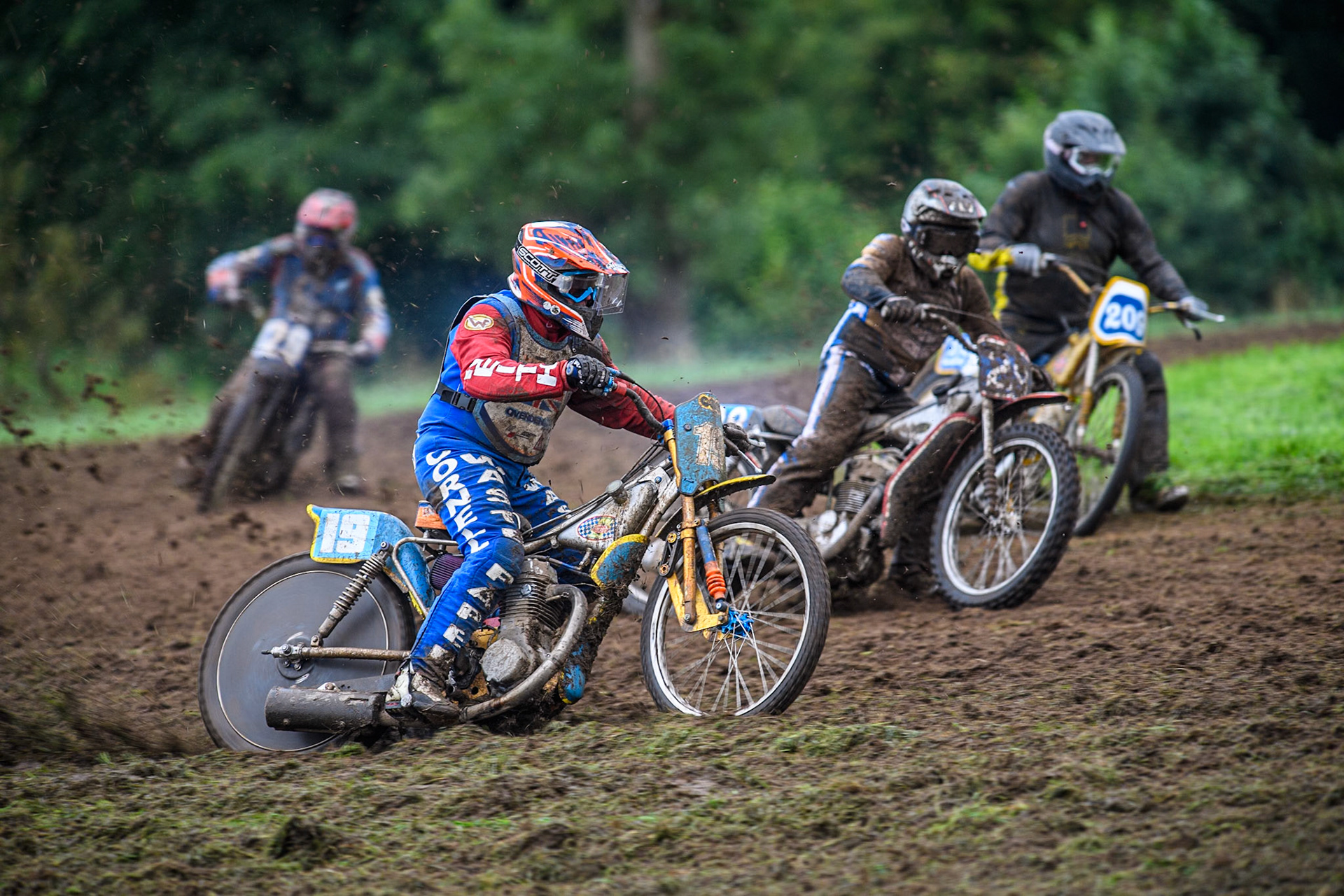 Dave Mears (19) rides outside John Shipley (29) and Alan Brook (209) in the 350cc Upright Class during the ACU British Upright Championships at Woodhouse Lance, Gawsworth, Cheshire on Sunday 8th September 2024. (Photo: Ian Charles | MI News)