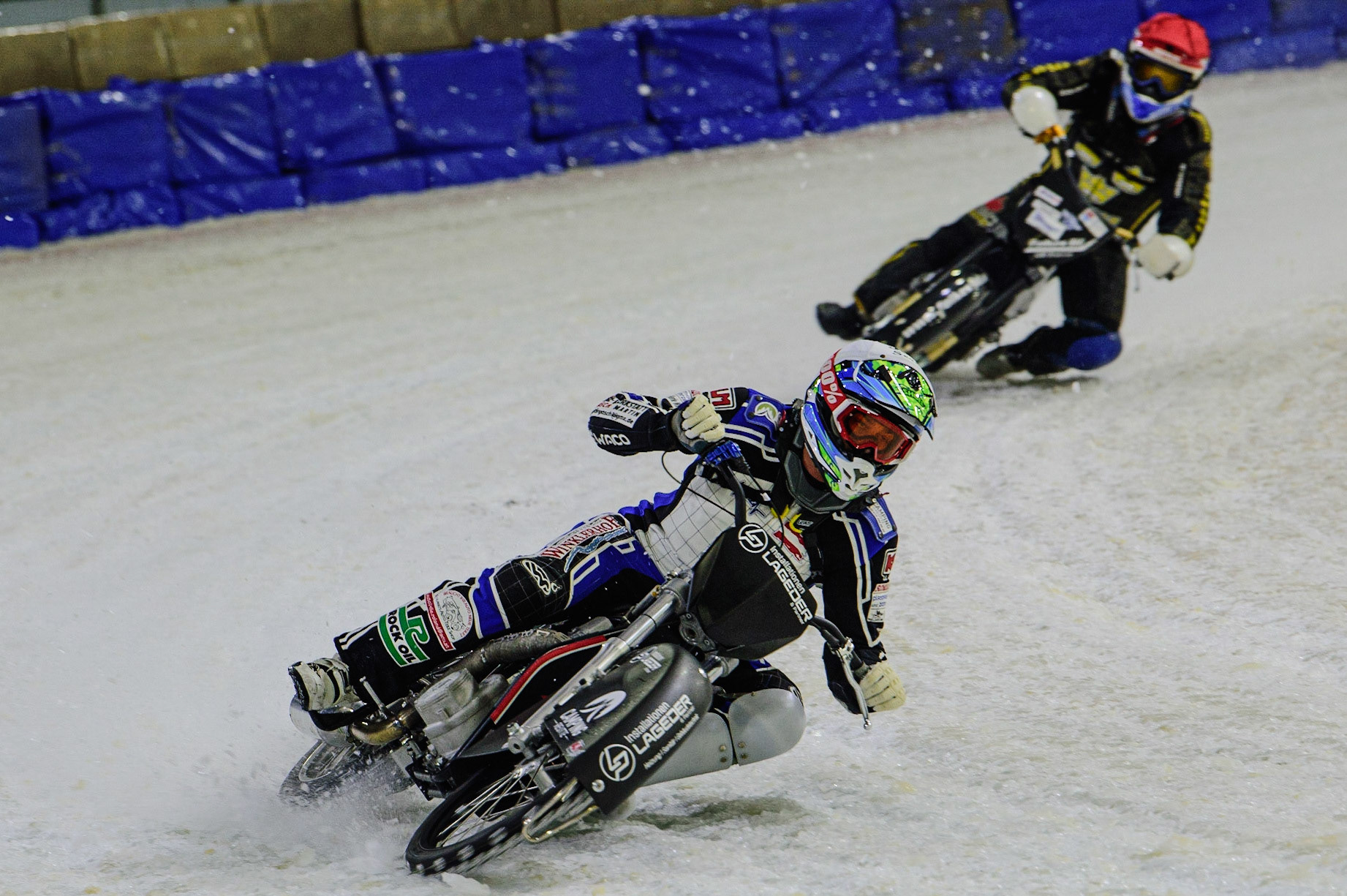 HEERENVEEN, NL. APR 1.  Philip Lageder (White) leads Hans-Olov Olsen (Red) during the ROLOEF THIJS BOKAAL  at Ice Rink Thialf, Heerenveen on Friday 1st April 2022. (Credit: Ian Charles | MI News)
