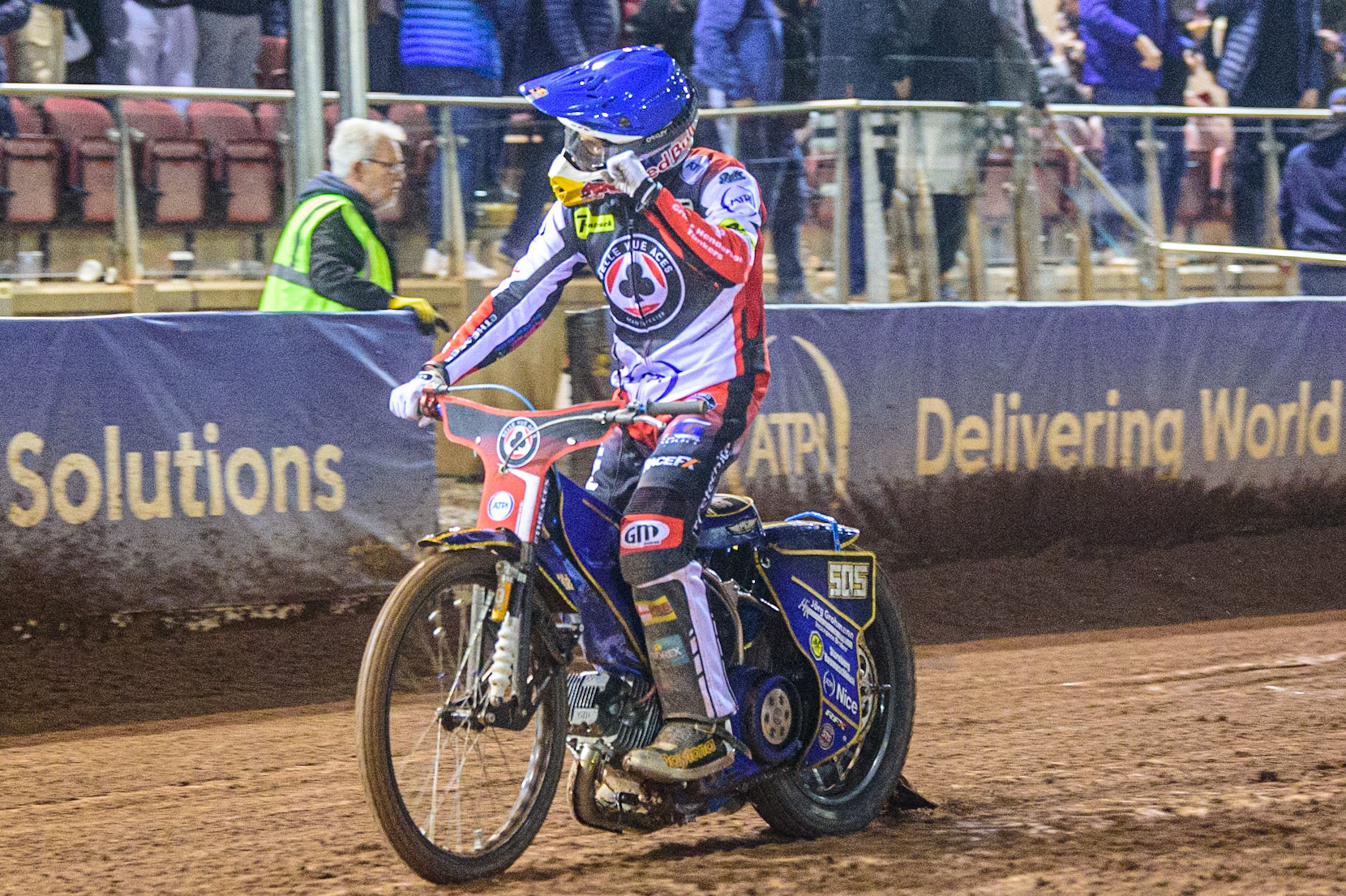 Robert Lambert acknowledges the crowd after the Aces victory during the SGB Premiership Semi Final 2nd Leg between Belle Vue Aces and Ipswich Witches at the National Speedway Stadium, Manchester on Monday 3rd October 2022. (Credit: Ian Charles | MI News)