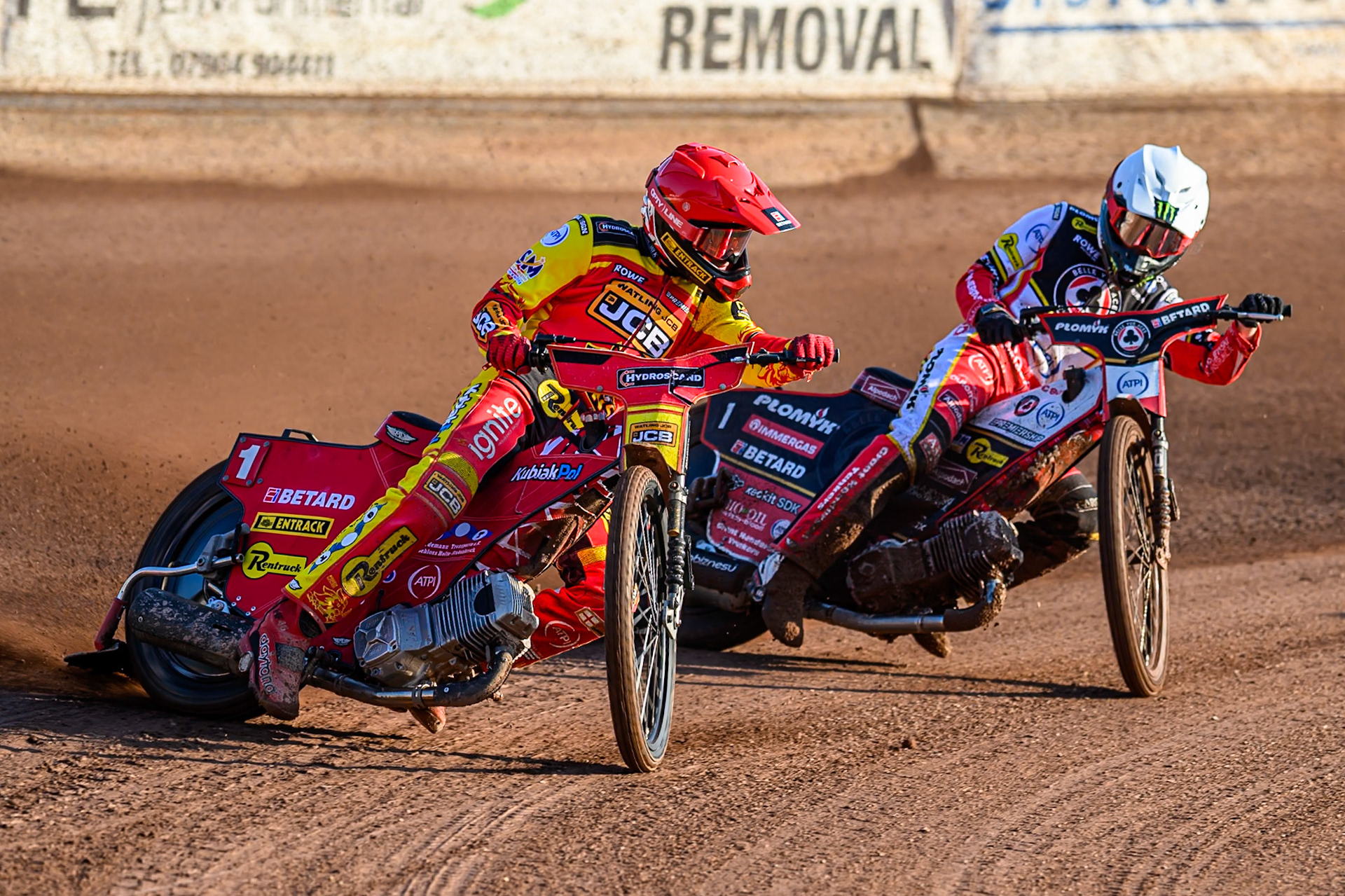 Leicester Lions' Max Fricke in Red leading Belle Vue Aces' Dan Bewley in White during the Rowe Motor Oil Premiership match between Leicester Lions and Belle Vue Aces at the Hydroscand Arena, Leicester on Thursday 19th June 2025. (Photo: Ian Charles | MI News)