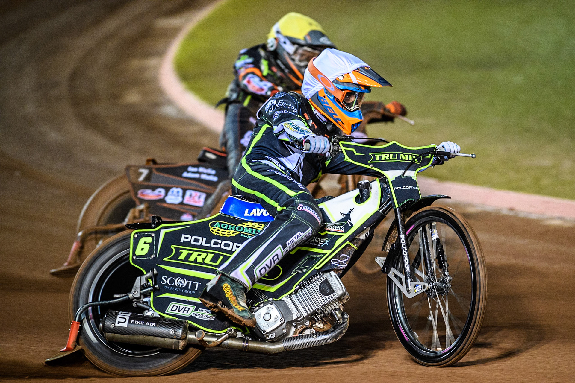 Keynan Rew (White) outside team mate Jack Smith (Yellow) during the Sports Insure Premiership Semi Final Playoff 2nd leg match between Belle Vue Aces and Ipswich Witches at the National Speedway Stadium, Manchester on Monday 25th September 2023. (Photo: Ian Charles | MI News)