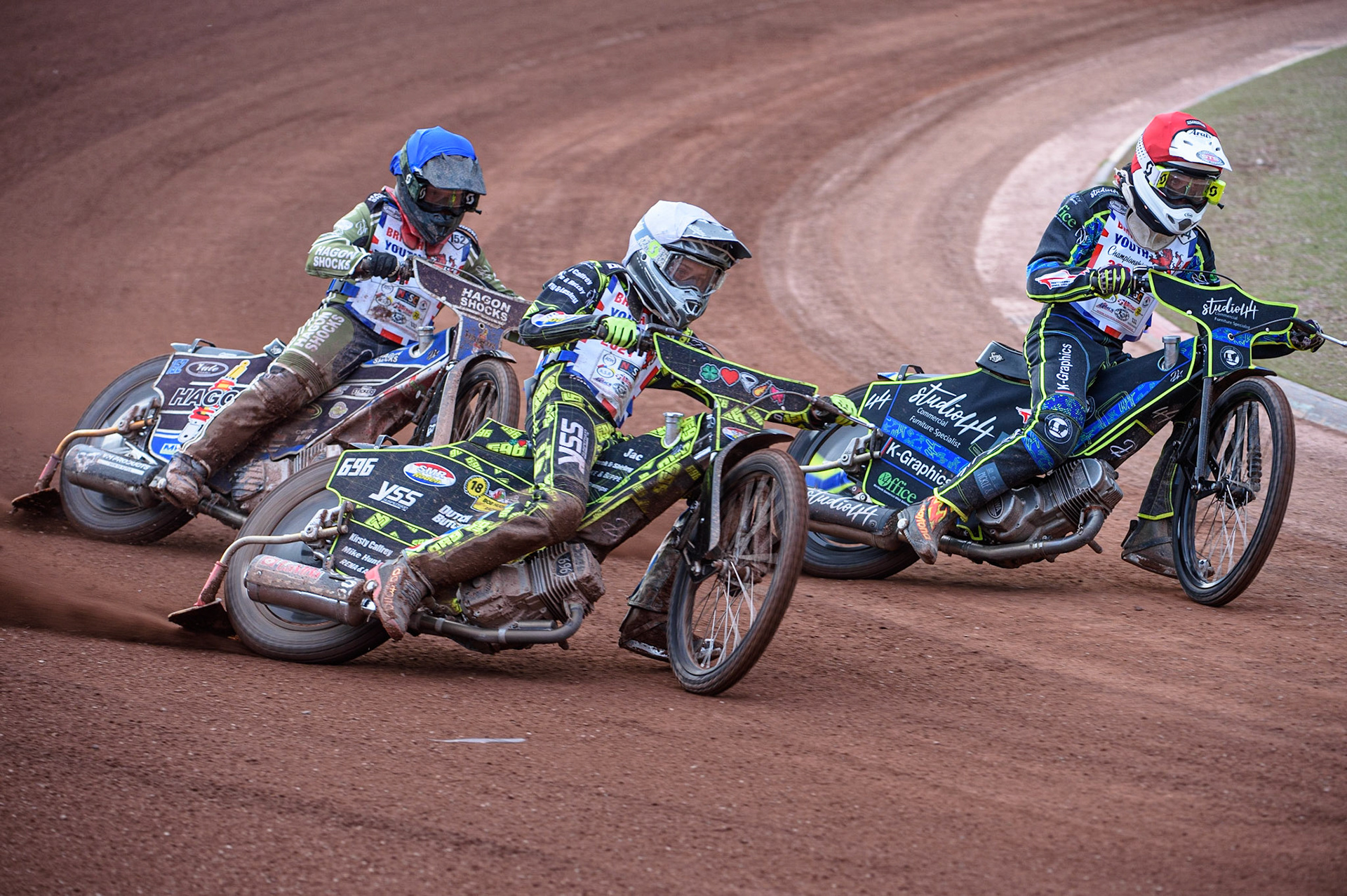 MANCHESTER, UK. MAY 28TH   Ace Pijper (White) outside Freddy Hodder  (Red) with Ashton Vale   behind during the British Junior Championship at the National Speedway Stadium, Manchester on Friday 28th May 2021. (Credit: Ian Charles | MI News)