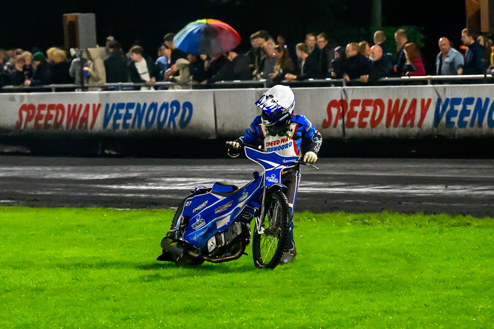 Luuk Embsen of The Netherlands pushed his bike back to the pits after his breakdown in heat 13 during the Gouden KENNY Helm at Speedway Veenoord, Veenoord in the Netherlands on Saturday 19th September 2026. (Photo: Ian Charles | MI News)