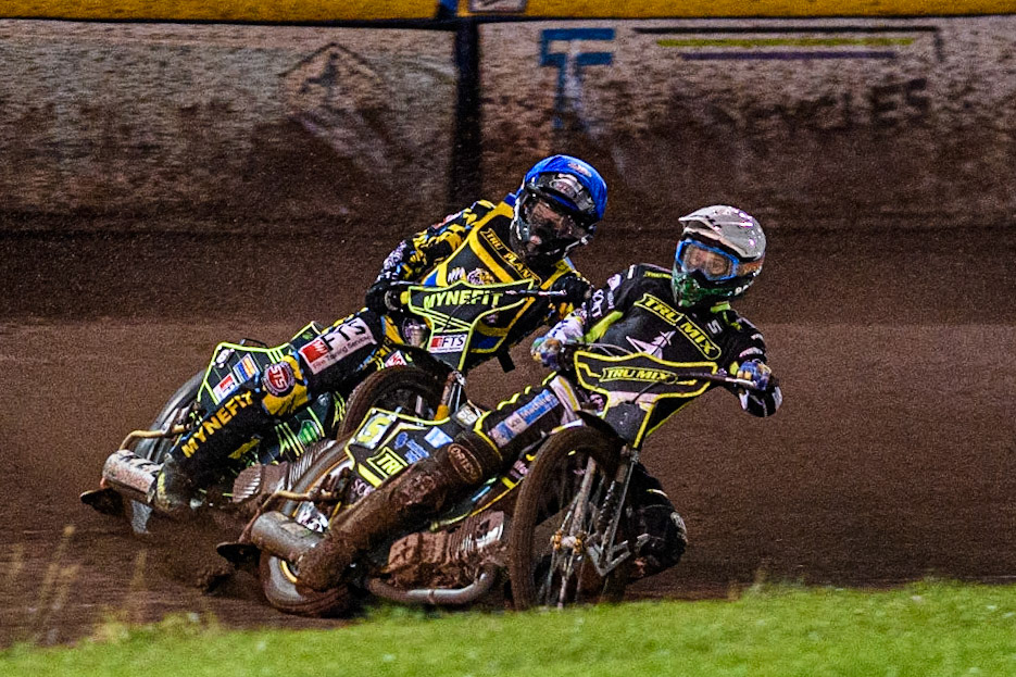 Jason Doyle (White) passes Jye Etheridge (Blue) on the inside during the Sports Insure Premiership Grand Final Second Leg match between Sheffield Tigers and Ipswich Witches at Owlerton Stadium, Sheffield on Thursday 5th October 2023. (Photo: Ian Charles | MI News)