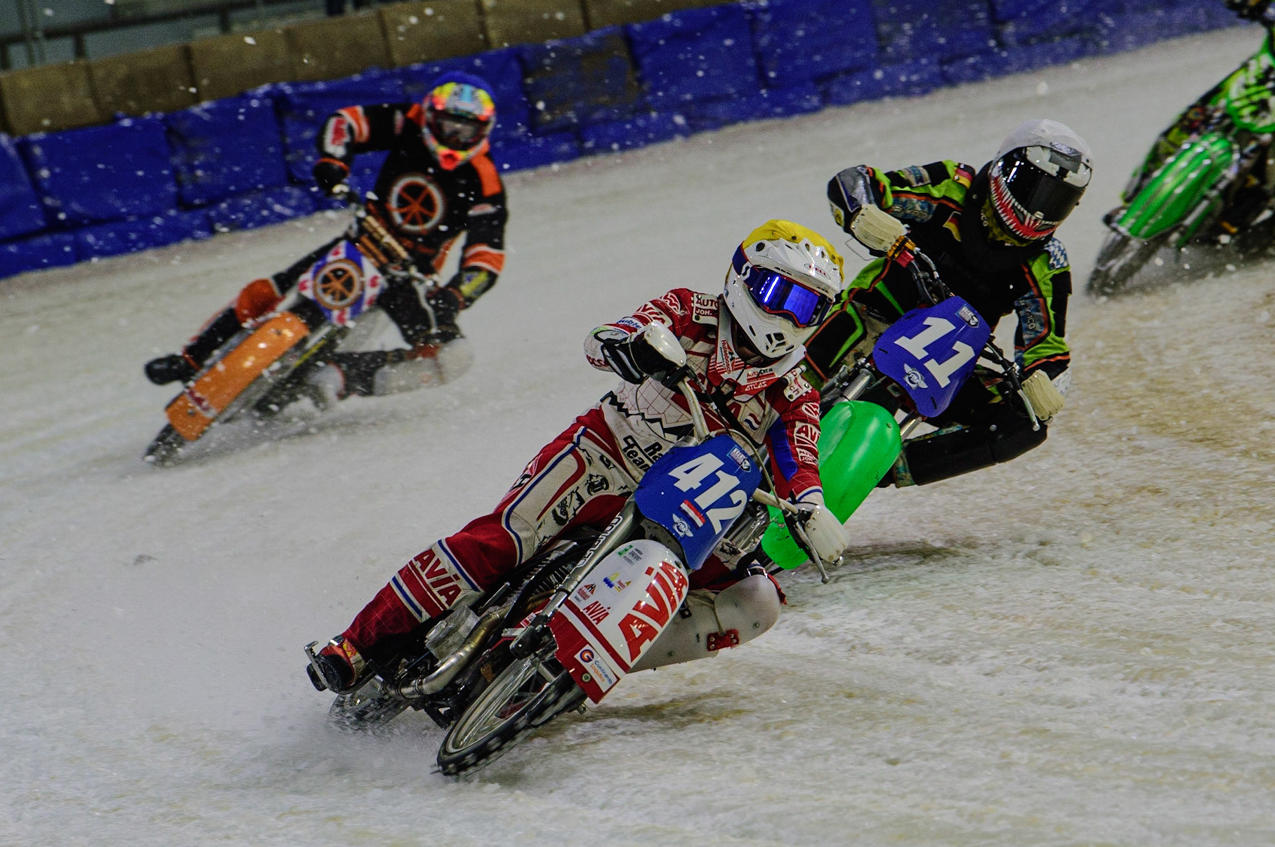 HEERENVEEN, NL. APR 1. Niek Schaap (Yellow) leads Benedikt Monn (White) and Sebastian Reitsma (Blue)  during the ROLOEF THIJS BOKAAL  at Ice Rink Thialf, Heerenveen on Friday 1st April 2022. (Credit: Ian Charles | MI News)