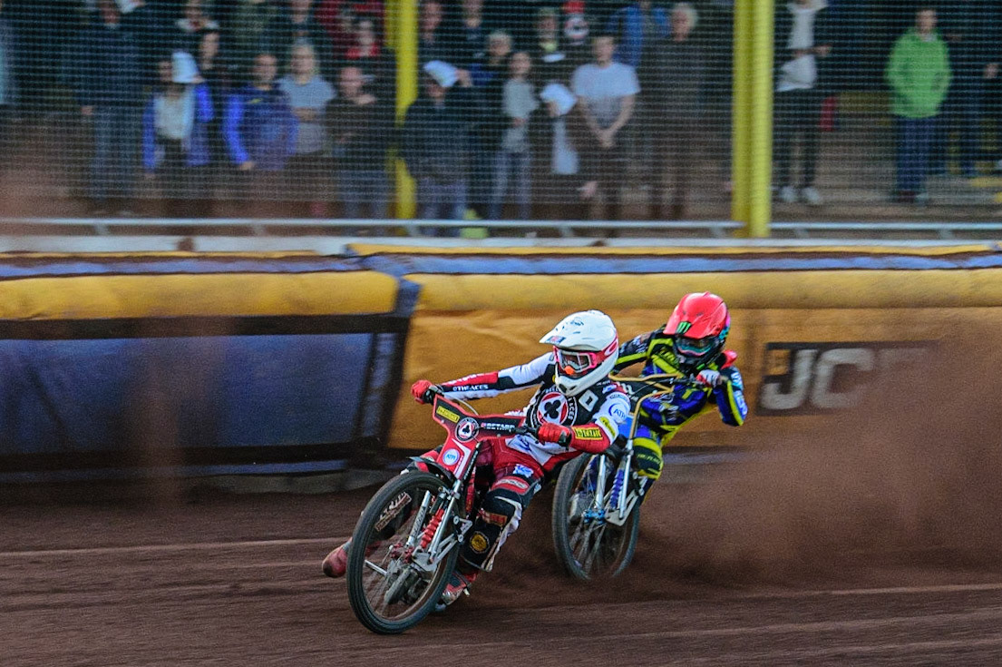 SHEFFIELD, UK. MAY 26TH  Max Fricke  (White) passes Adam Ellis  (Red) during the SGB Premiership match between Sheffield Tigers and Belle Vue Aces at Owlerton Stadium, Sheffield on Thursday 26th May 2022. (Credit: Ian Charles | MI News)