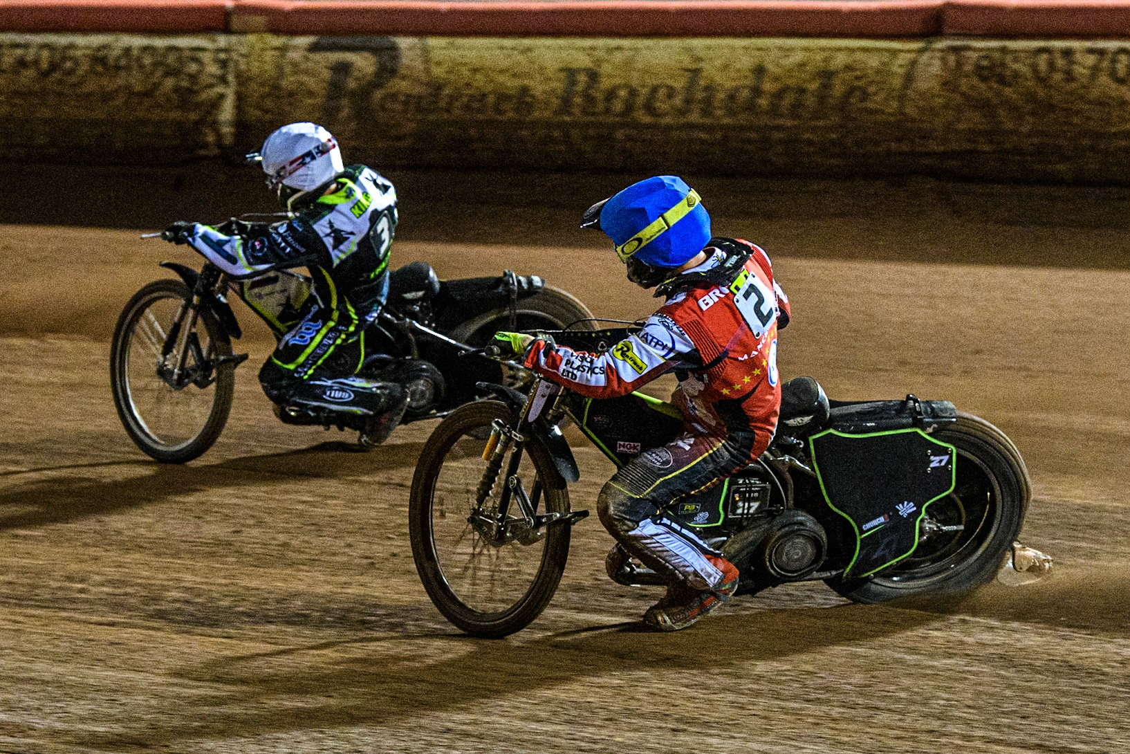 Tom Brennan (Blue) chases Danny King (White) during the Sports Insure Premiership Semi Final Playoff 2nd leg match between Belle Vue Aces and Ipswich Witches at the National Speedway Stadium, Manchester on Monday 25th September 2023. (Photo: Ian Charles | MI News)