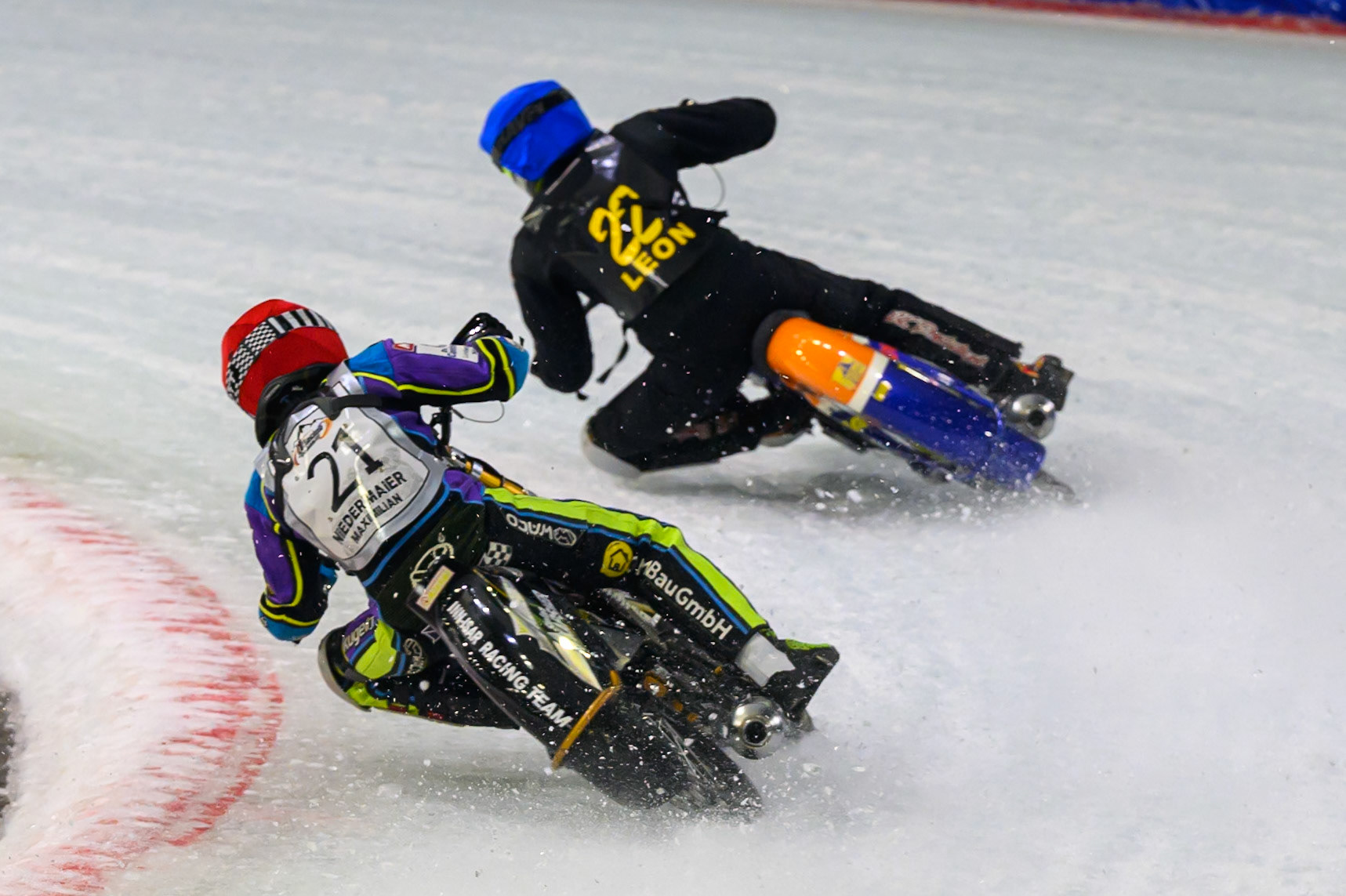 Maximilian Niedermaier of Germany in Red chases Leon Kramer of The Netherlands  in Blue during the ROELOF THIJS BOKAAL at Ice Rink Thialf, Heerenveen on Friday 10th April 2026.  (Photo: Ian Charles | MI News)