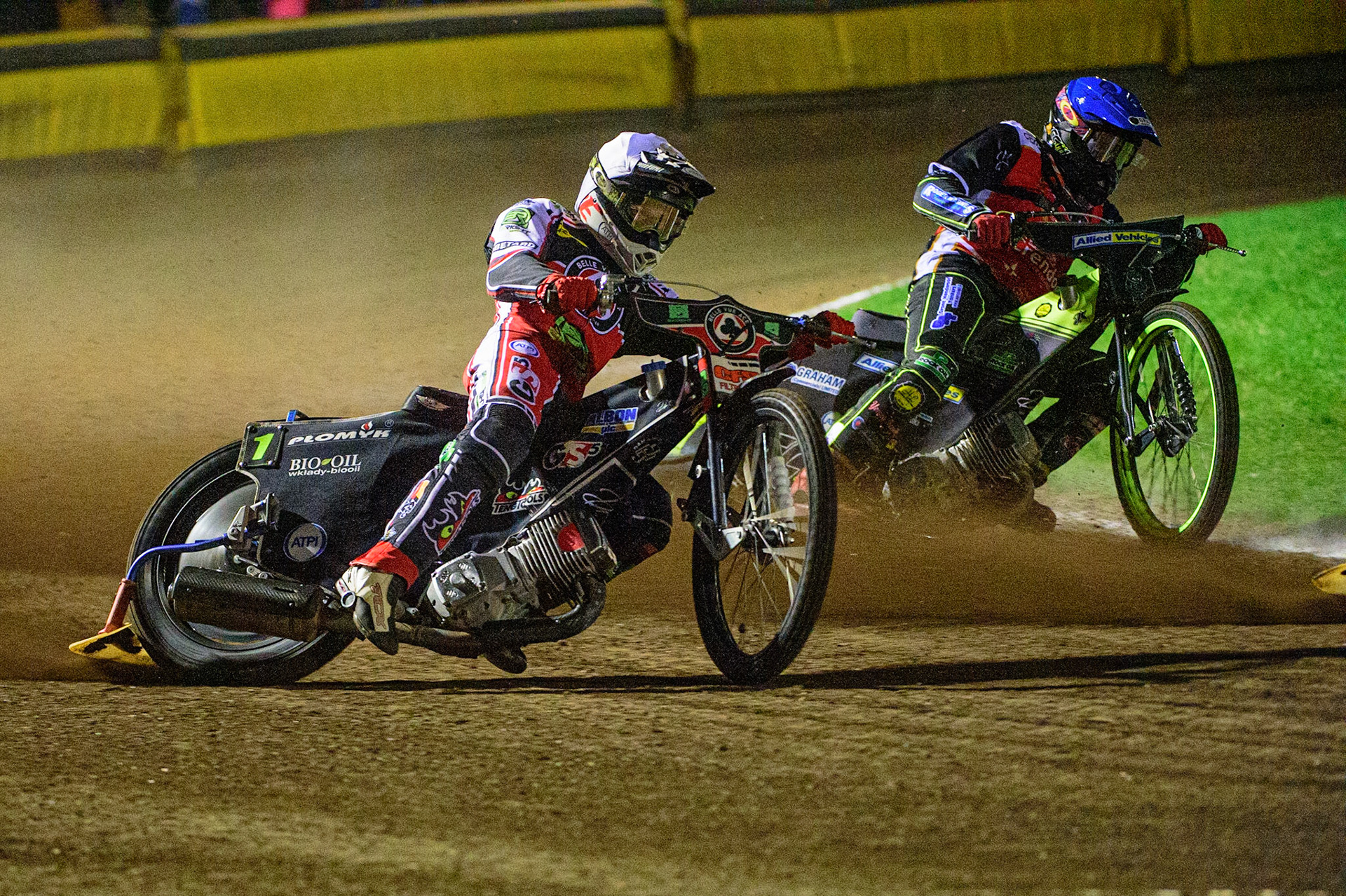PETERBOROUGH, UK. OCT 14TH Dan Bewley (White) outside Craig Cook (Blue) during the SGB Premiership Grand Final 2nd leg between Peterborough and Belle Vue Aces at East of England Showground, Peterborough on Thursday 14th October 2021. (Credit: Ian Charles | MI News)