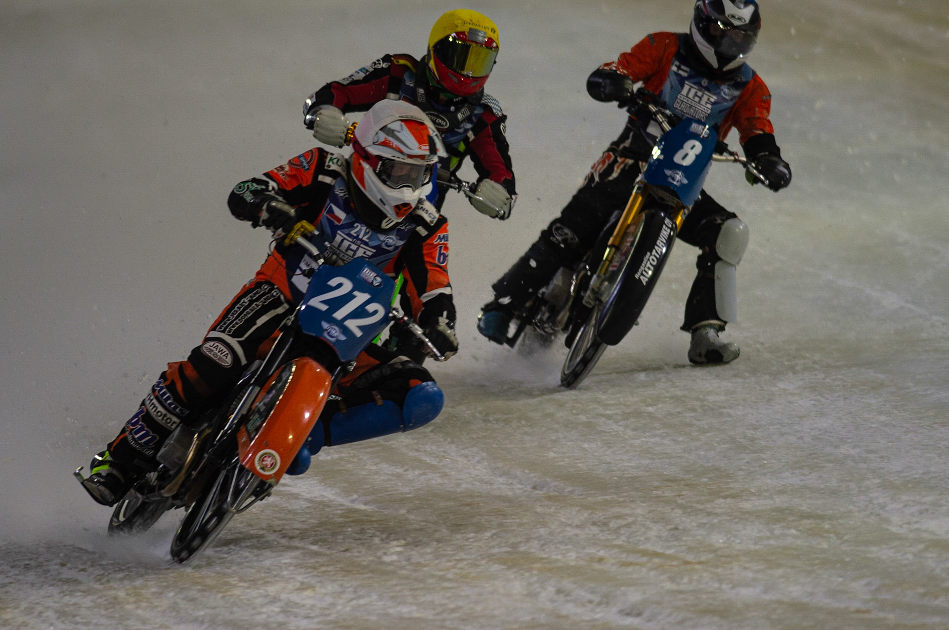 HEERENVEEN, NL. Lukas Hutla (212) (White) leads Johann Weber (33)  (Yellow) and Aki Ala-Riihimäki (8) (Blue) during the FIM Ice Speedway Gladiators World Championship Final 3 at Ice Rink Thialf, Heerenveen on Saturday  2 April 2022. (Credit: Ian Charles | MI News)