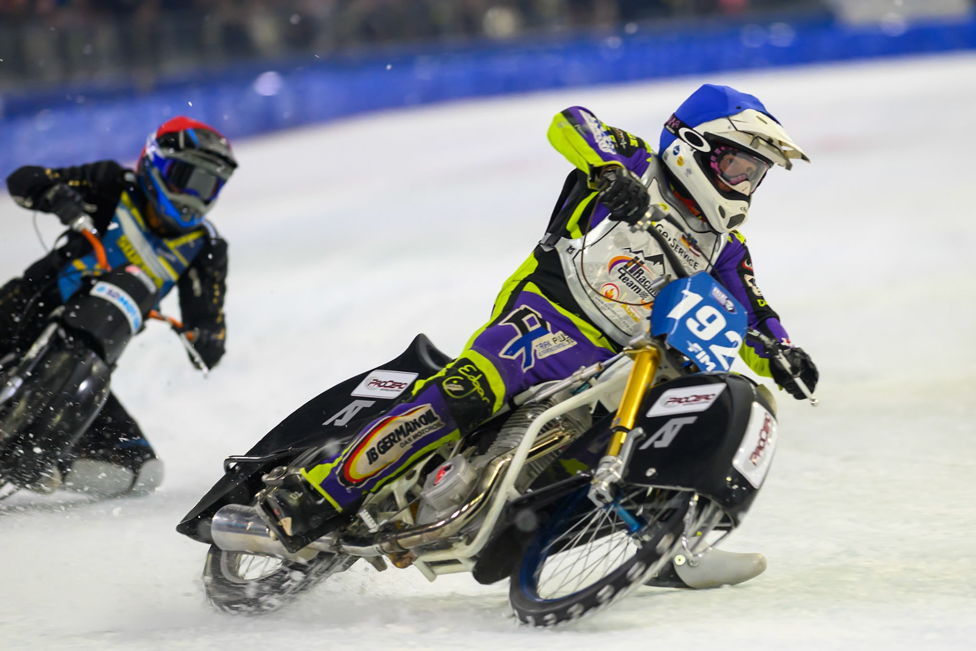 Paul Cooper of Great Britain in Blue leading Issak Dekkerhus in Red during the ROELOF THIJS BOKAAL at Ice Rink Thialf, Heerenveen on Friday 10th April 2026.  (Photo: Ian Charles | MI News)