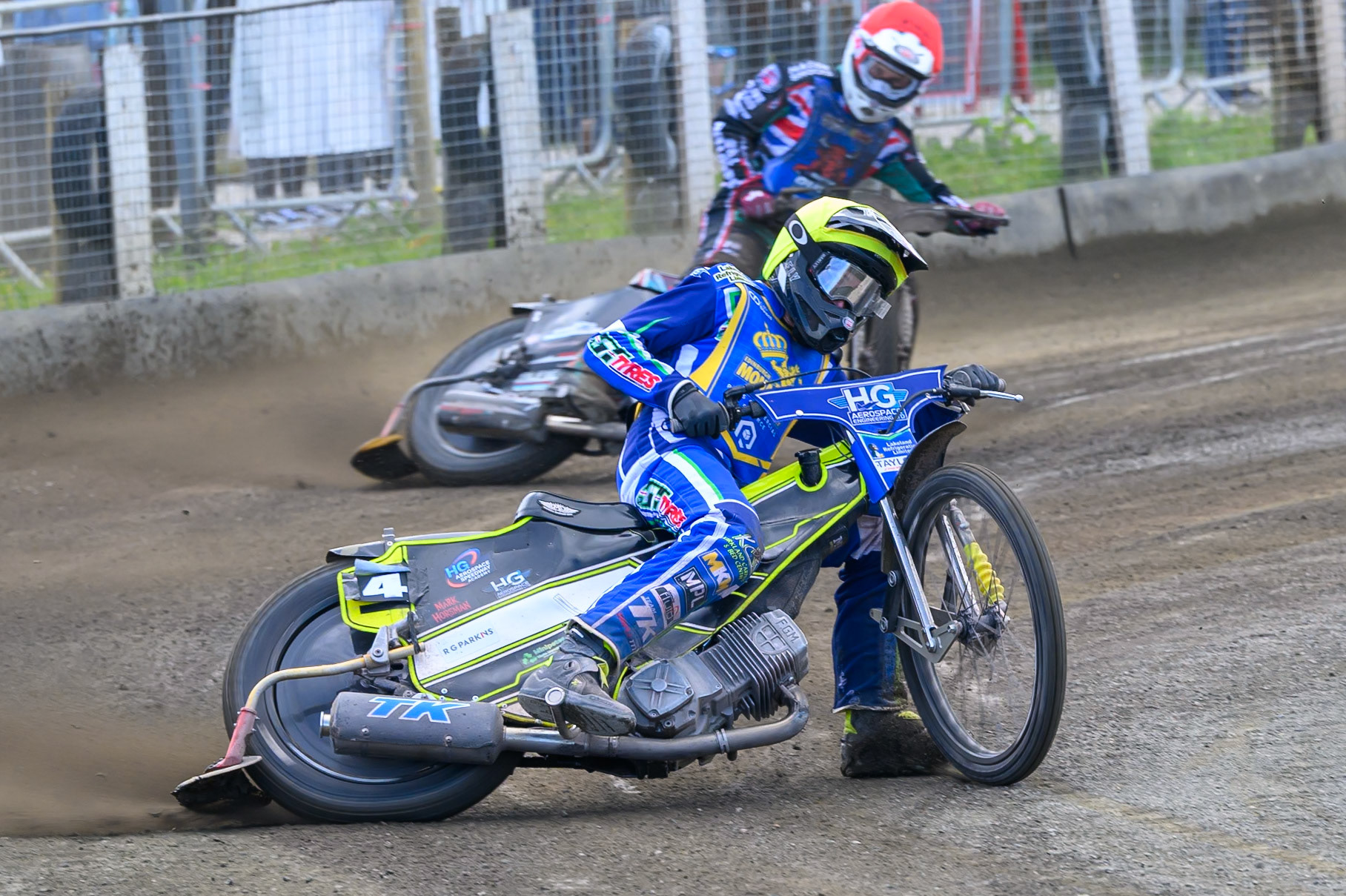 Vinnie Foord of Edinburgh Monarchs Academy leading Alfie Bowtell of Buxton Bulls in Red during the WSRA National Development League match between Buxton Bulls and Edinburgh Monarchs Academy at Hi-Edge Speedway, Buxton on Sunday 14th June 2026. (Photo: Ian Charles | MI News)