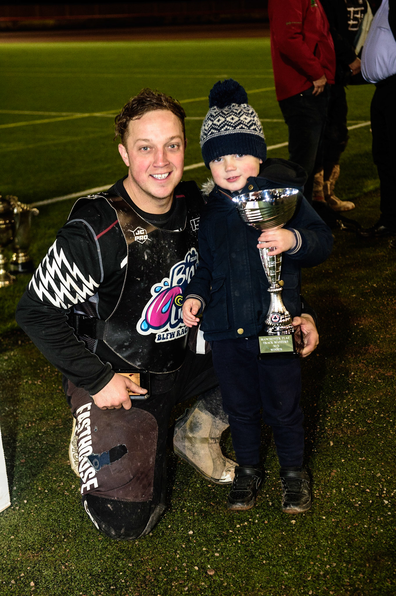 MANCHESTER, UK. OCT 30TH   Flat Track winner Rob Mear (500) with his son during the Manchester Masters Sidecar Speedway and Flat Track Racing at the National Speedway Stadium, Manchester on Saturday 30th October 2021. (Credit: Ian Charles | MI News)