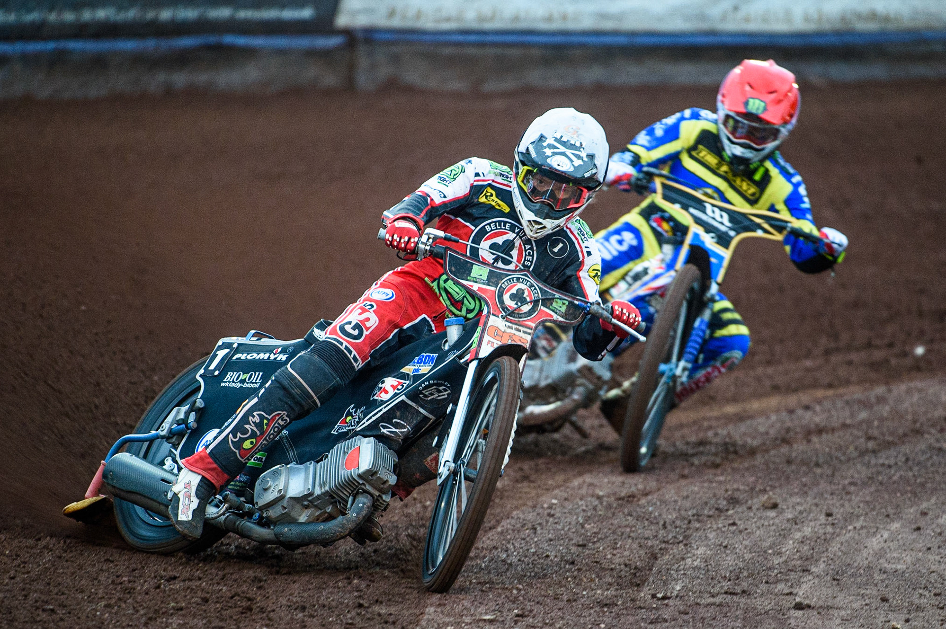 SHEFFIELD, UK. AUG 2NDDan Bewley  (White) leads Jack Holder  (Red) during the SGB Premiership match between Sheffield Tigers and Belle Vue Aces at Owlerton Stadium, Sheffield on Thursday 2nd September 2021. (Credit: Ian Charles | MI News)
