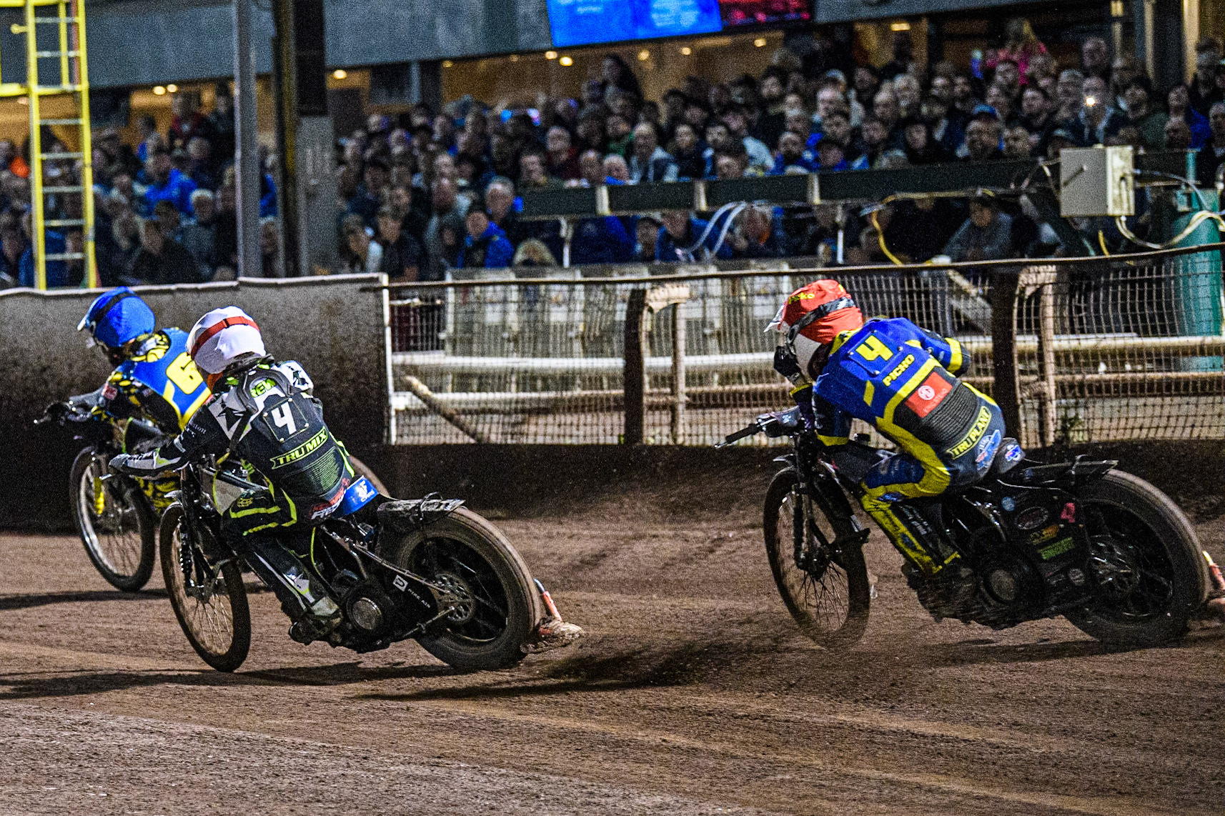 Josh Pickering (Red) chases Keynan Rew (White) and Jye Etheridge (Blue) during the Sports Insure Premiership Grand Final Second Leg match between Sheffield Tigers and Ipswich Witches at Owlerton Stadium, Sheffield on Thursday 5th October 2023. (Photo: Ian Charles | MI News)