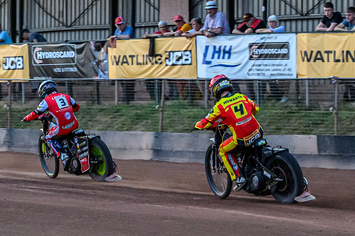 Leicester Lions' Kyle Howarth in Red chases Belle Vue Aces' Jaimon Lidsey in White during the Rowe Motor Oil Premiership match between Leicester Lions and Belle Vue Aces at the Hydroscand Arena, Leicester on Thursday 19th June 2025. (Photo: Ian Charles | MI News)