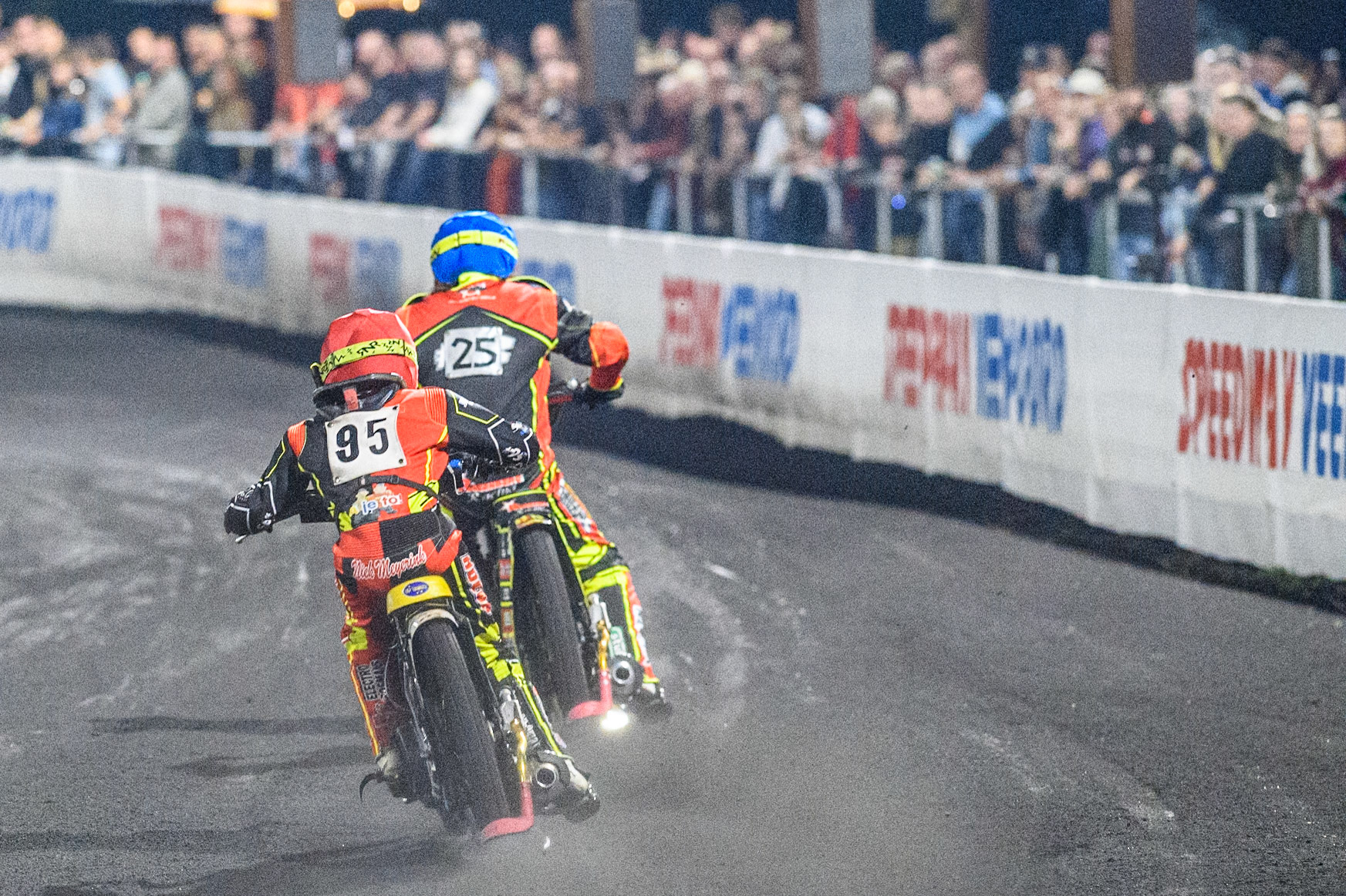 \Niek Mijerink in Red chases Sjoerd Rozenberg in Blue in the Veenoord Bokaal Support Class during the Golden JOPA Helmet at Sportpark Veenoord, Veenoord, Netherlands on Saturday 21st September 2024. (Photo: Ian Charles | MI News)