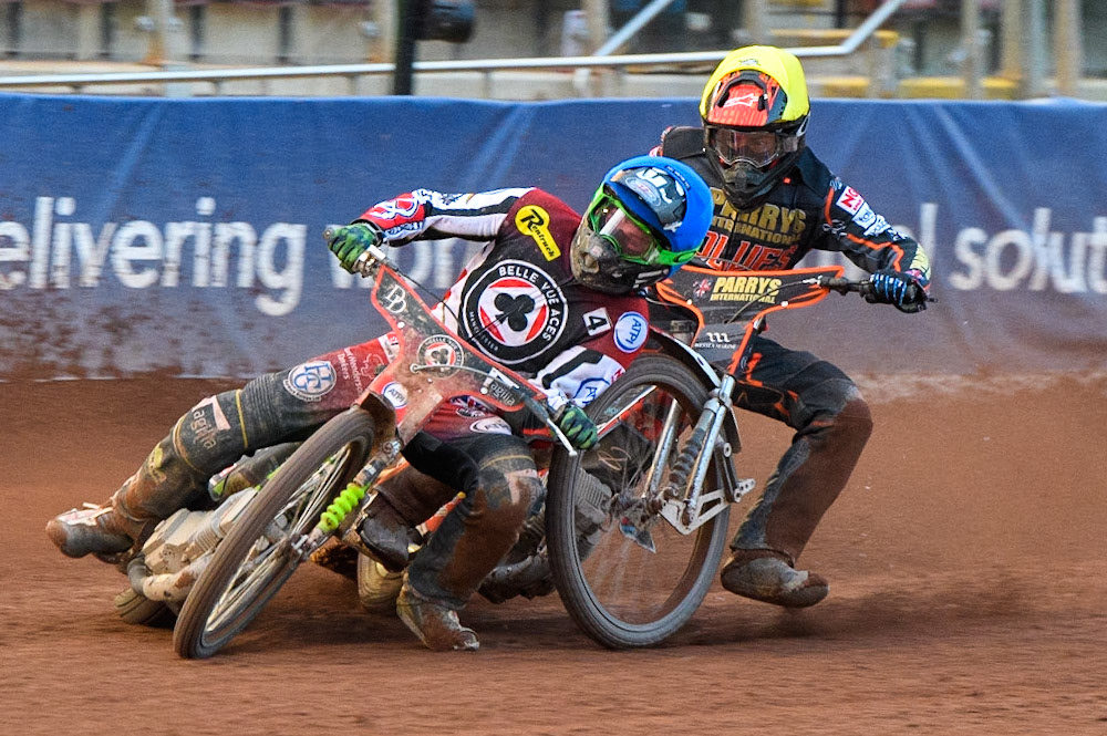 Charles Wright (Blue) has Zach Cook (Yellow) a bit too close for comfort during the Sports Insure Premiership Knock Out Cup Quarter Final 2nd Leg between Belle Vue Aces and Wolverhampton Wolves at the National Speedway Stadium, Manchester on Thursday 18th May 2023. (Photo: Ian Charles | MI News)