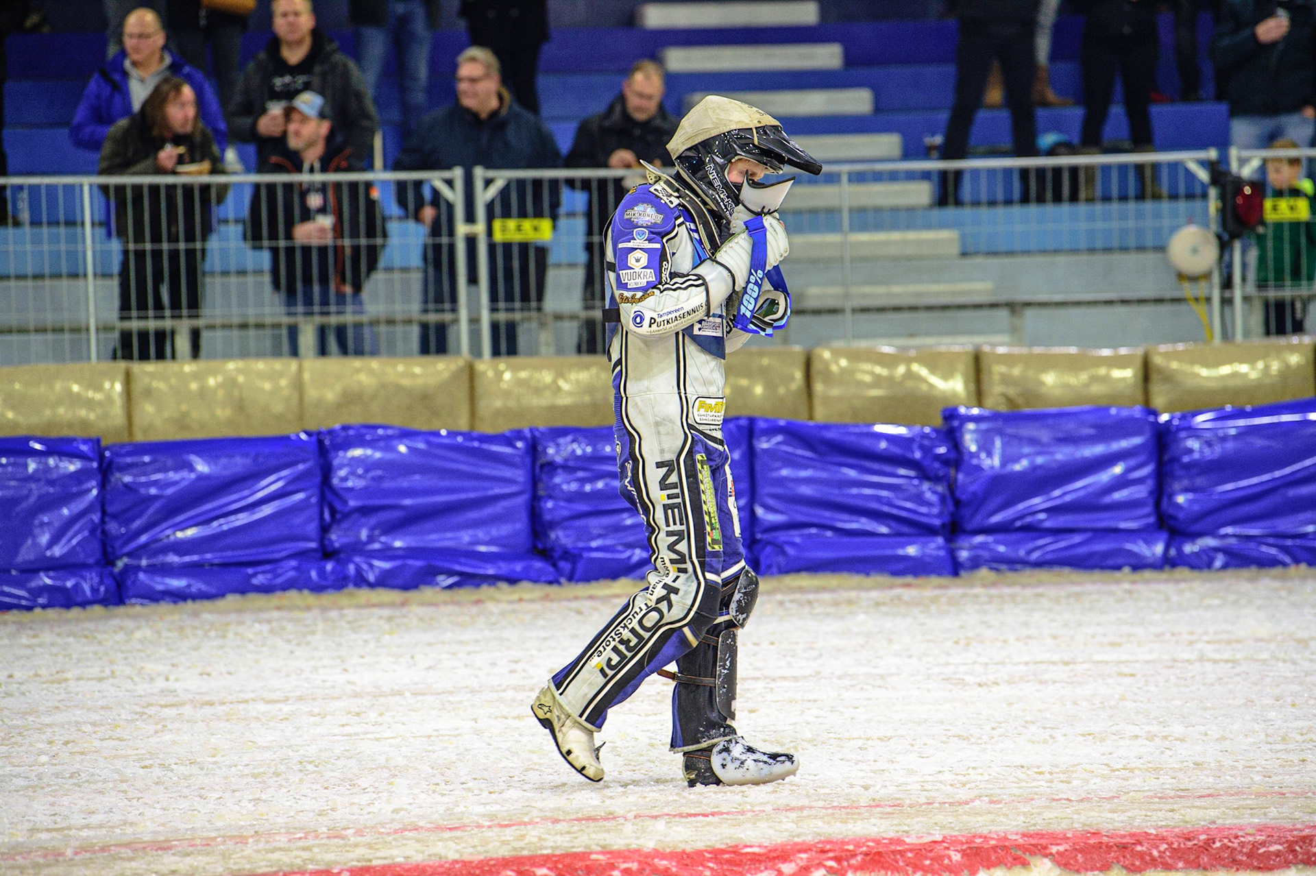 HEERENVEEN, NL. Max Koivula (24) walks back to the pits after his fall  during the FIM Ice Speedway Gladiators World Championship Final 4 at Ice Rink Thialf, Heerenveen on Sunday  3 April 2022. (Credit: Ian Charles | MI News)