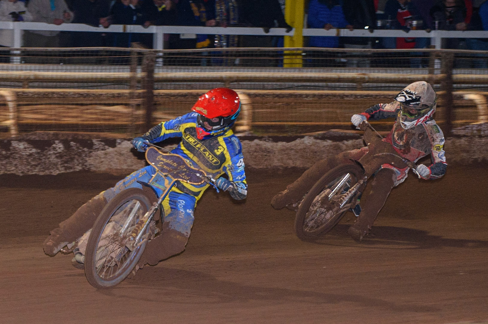 SHEFFIELD, UK. OCT 4THKyle Howarth  (Red) leads Dan Bewley  (White) during the SGB Premiership Semi Final Playoff 1st Leg between Sheffield Tigers and Belle Vue Aces at Owlerton Stadium, Sheffield on Monday 4th October 2021. (Credit: Ian Charles | MI News)