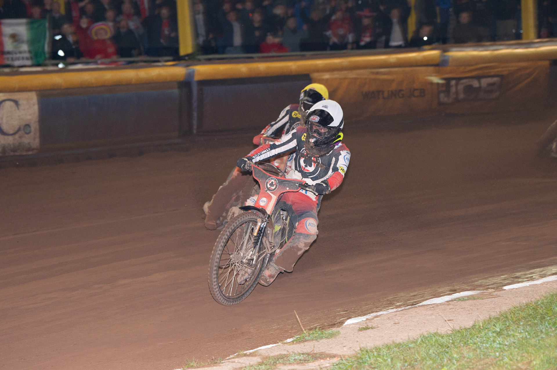 Tom Brennan   (White) and Norick Blödorn (Yellow) on their way to score the decisive 3 points for the Aces to win the title during the SGB Premiership Grand Final 2nd Leg between Sheffield Tigers and Belle Vue Aces at Owlerton Stadium, Sheffield on Thursday 13th October 2022. (Credit: Ian Charles | MI News)