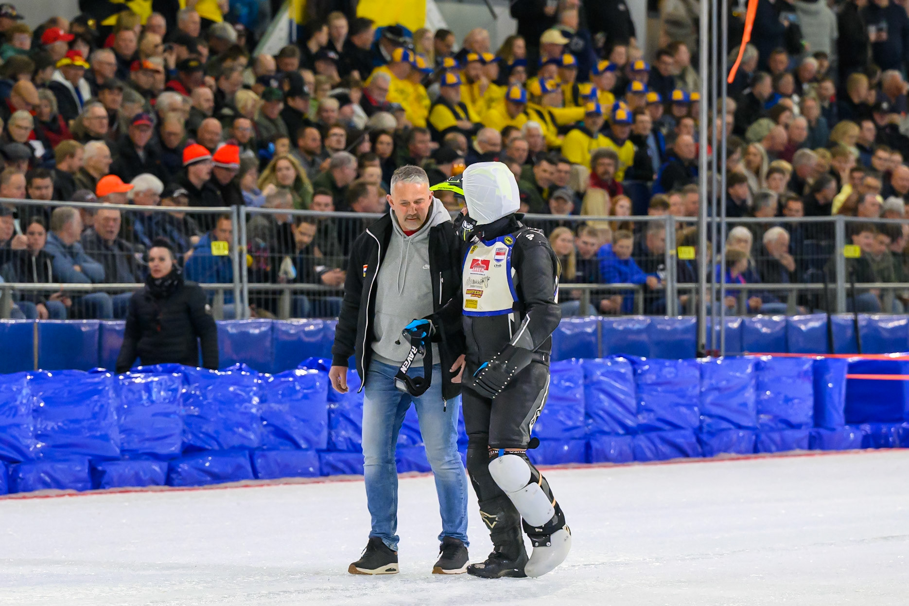 Aron Schokker of The Netherlands  walks back to the pits with his manager Johnny Tuinstra after his heat 2 fall during the ROELOF THIJS BOKAAL at Ice Rink Thialf, Heerenveen on Friday 10th April 2026.  (Photo: Ian Charles | MI News)
