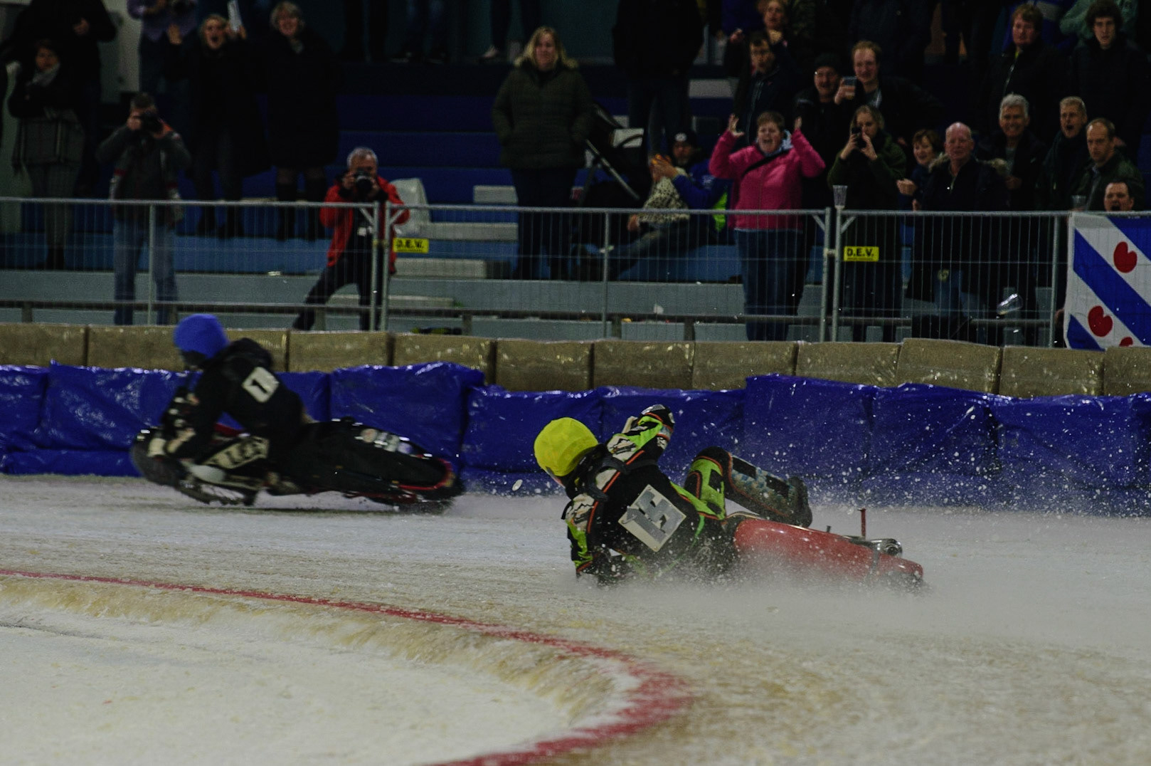HEERENVEEN, NL. APR 1. Benedikt Monn loses control and starts to spin off in the Final  during the ROLOEF THIJS BOKAAL  at Ice Rink Thialf, Heerenveen on Friday 1st April 2022. (Credit: Ian Charles | MI News)