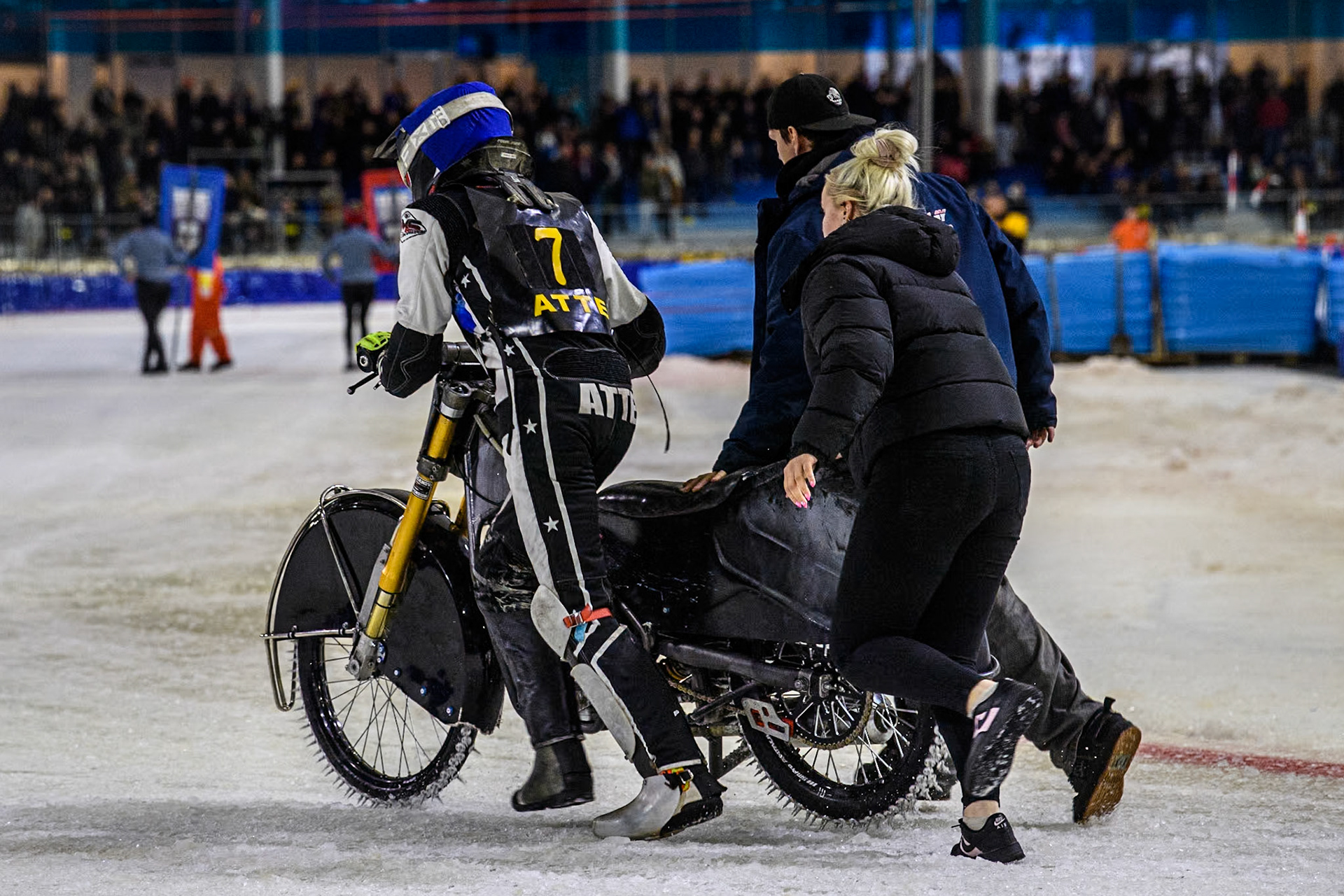 Atte Suolammi of Finland and his team push his bike back to the pits after his mechanical breakdown during the Roelof Thijs Bokaal at Ice Rink Thialf, Heerenveen, The Netherlands on Friday 5th April 2024. (Photo: Ian Charles | MI News)