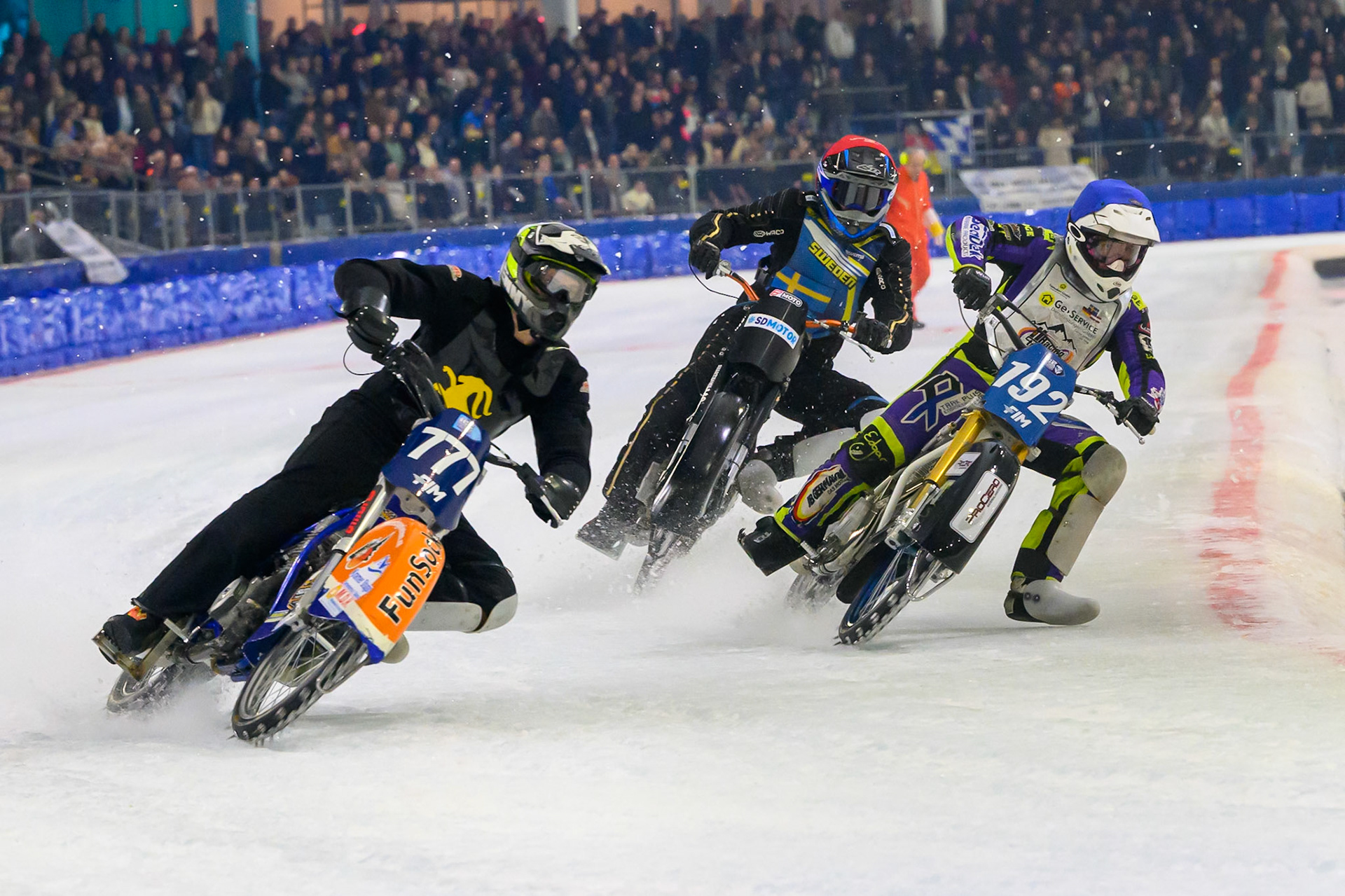 Leon Kramer of The Netherlands in White rides outside Paul Cooper of Great Britain  in Blue with Isak Dekkerhus of Sweden  in Red behind during the ROELOF THIJS BOKAAL at Ice Rink Thialf, Heerenveen on Friday 10th April 2026.  (Photo: Ian Charles | MI News)
