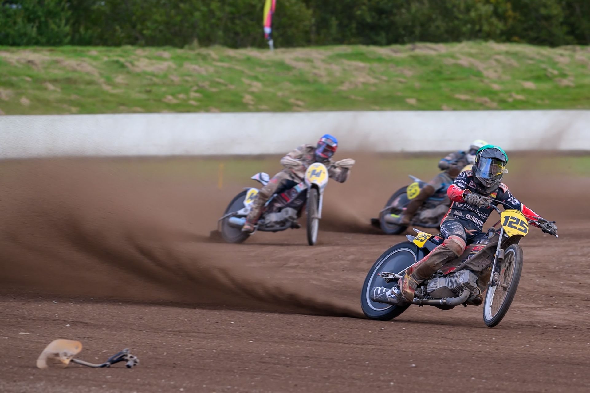 Lukas Fienhage (125) of Germany in Green leading Andrew Appleton (141) of Great Britain in Blue and \Dave Meijerink (63) of The Netherlands in Yellow as they ride past Finehage’s first deflector during the FIM Long Track World Championship Final 4, at the Speed Centre Roden, Netherlands on Sunday 21st September 2025. (Photo: Ian Charles | MI News)during the FIM Long Track World Championship Final 4, at the Speed Centre, Roden on Sunday 21st September 2025. (Photo: Ian Charles | MI News)