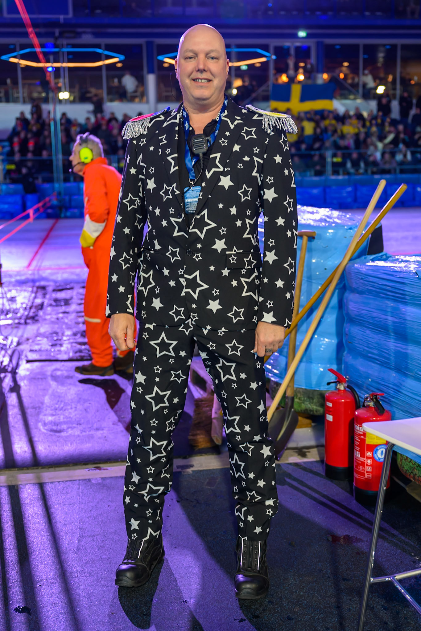Start Marshall Johan Gritter in his striking suit during the ROELOF THIJS BOKAAL at Ice Rink Thialf, Heerenveen on Friday 10th April 2026.  (Photo: Ian Charles | MI News)