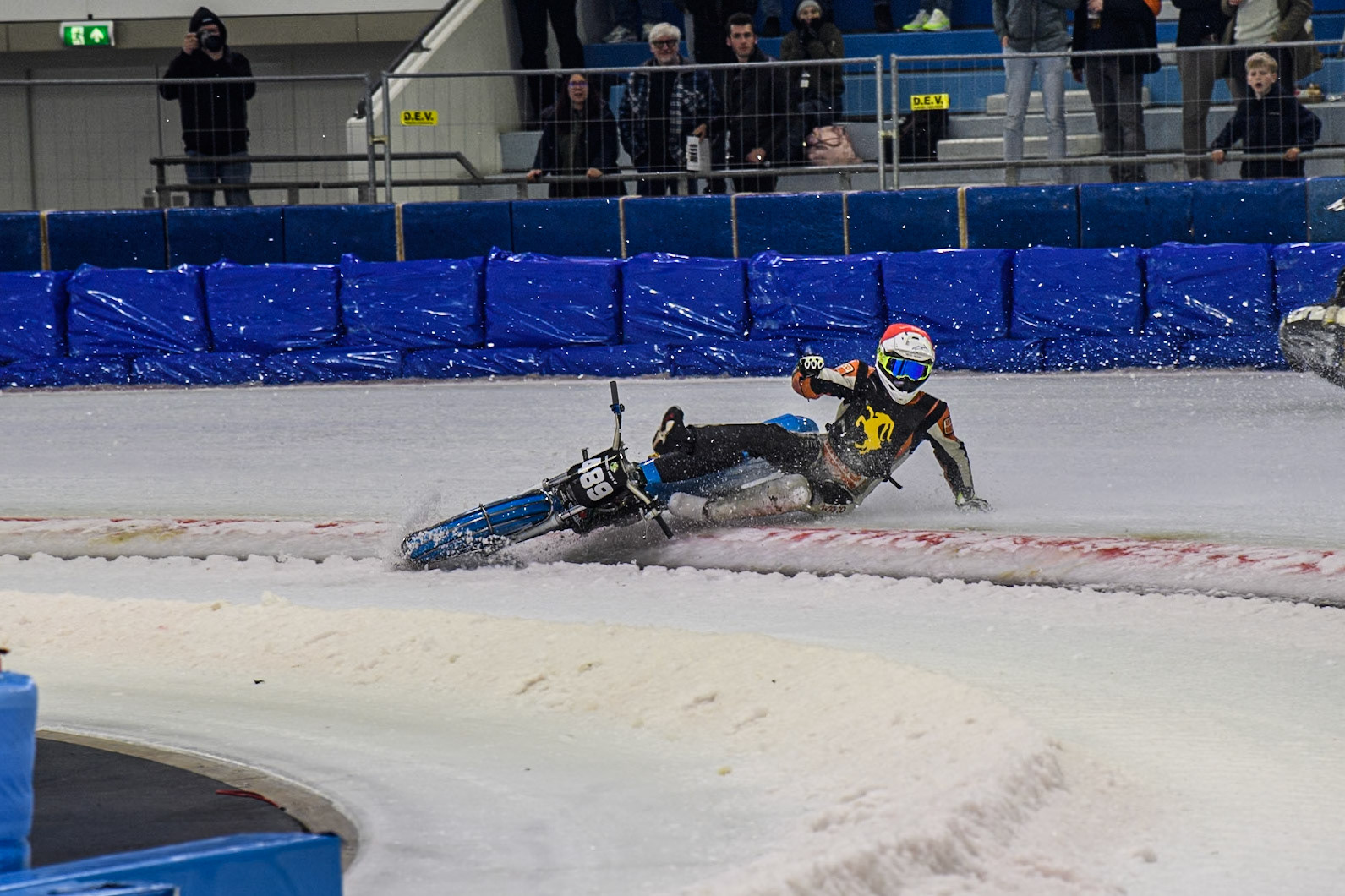 Melwin Björklin of Sweden falls when eating the Grand Final during the Roelof Thijs Bokaal, Ice Rink Thialf, Heerenveen, Netherlands on Friday 4th April 2025. (Photo: Ian Charles | MI News)