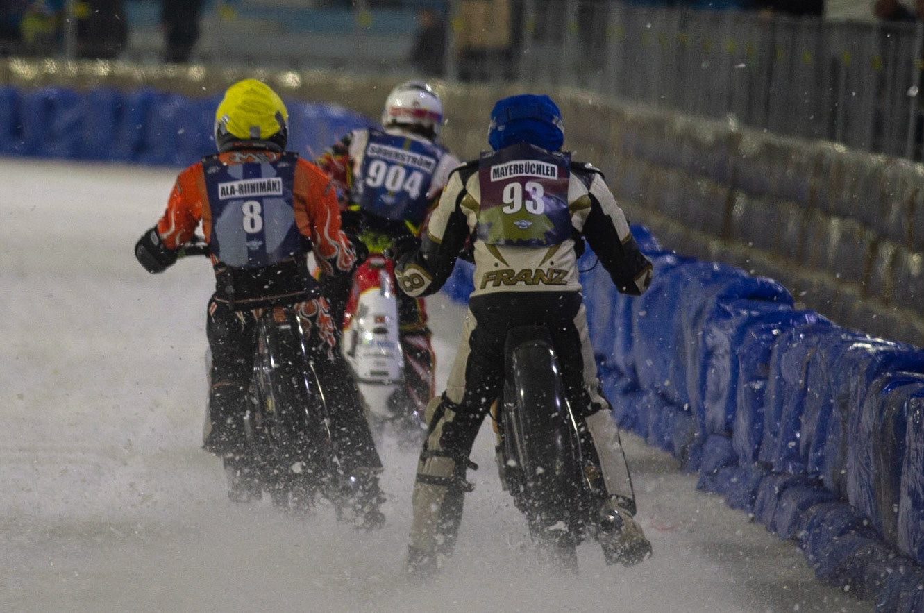 HEERENVEEN, NL. Franz Mayerbüchler (93) chases Aki Ala-Riihimäki (8) and Joakim Söderström (904) during the FIM Ice Speedway Gladiators World Championship Final 3 at Ice Rink Thialf, Heerenveen on Saturday  2 April 2022. (Credit: Ian Charles | MI News)