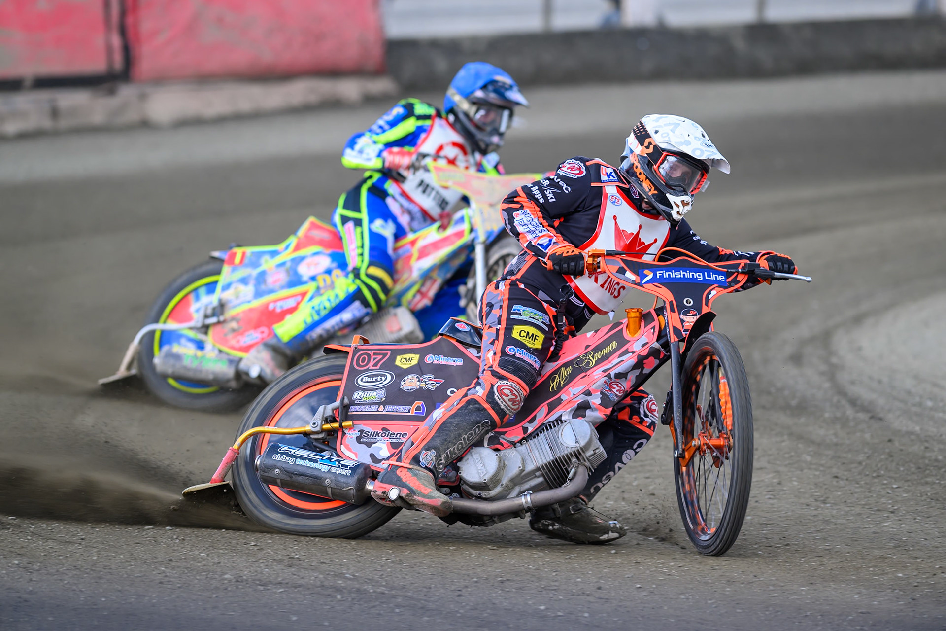 Ben Whalley of 'The Kings'  in White leading Simon Lambert of 'The Potters'  in Blue during the Regina Chains Fours at Buxton Speedway, Buxton on Sunday 5th April 2026. (Photo: Ian Charles | MI News)