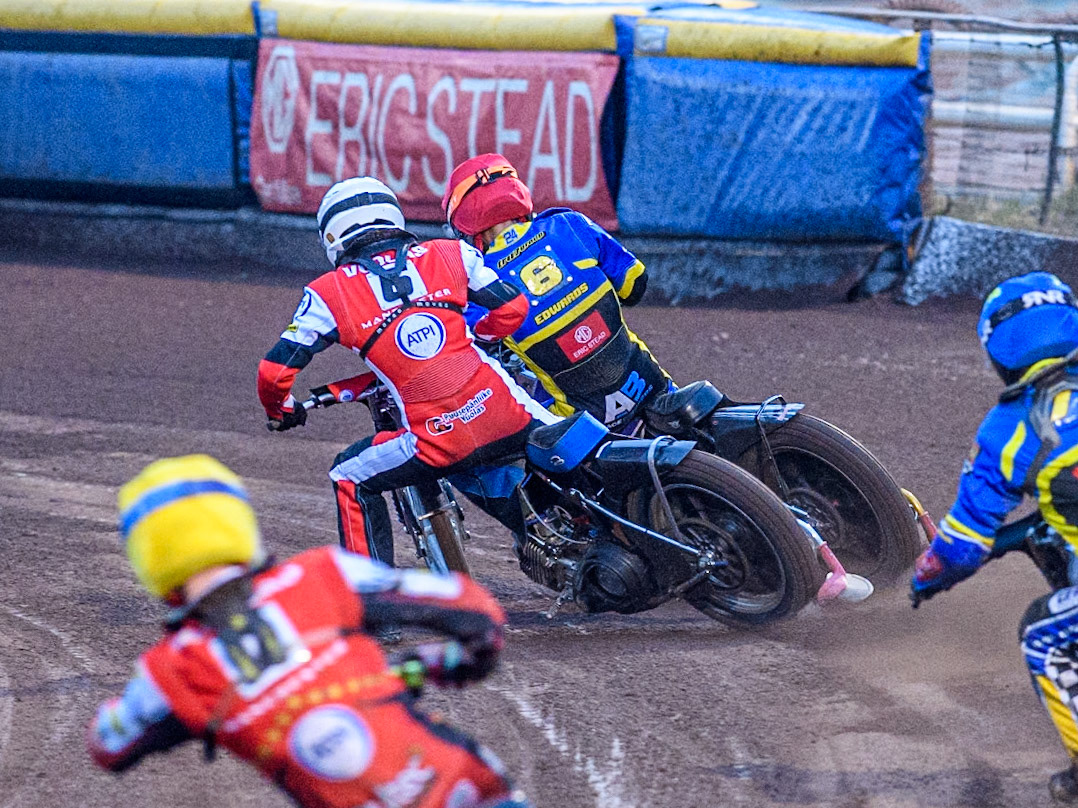 Sheffield Tigers' Jason Edwards  in Red passes Belle Vue Aces' Antti Vuolas  in White during the Rowe Motor Oil Premiership match between Sheffield Tigers and Belle Vue Aces at Owlerton Stadium, Sheffield on Monday 26th August 2024. (Photo: Ian Charles | MI News)