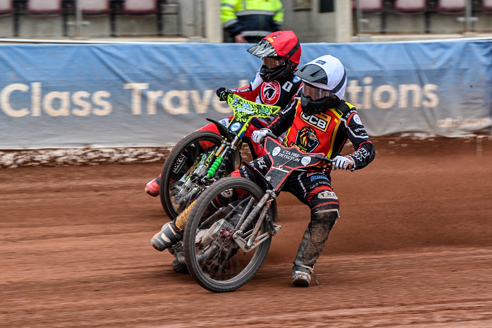 Leicester Lion Cubs' Guest Rider Ben Morley in White \l\ Belle Vue Colts' William Cairns in Red during the WSRA National Development League match between Belle Vue Colts and Leicester Lion Cubs at the National Speedway Stadium, Manchester on Friday 18th April 2025. (Photo: Ian Charles | MI News)