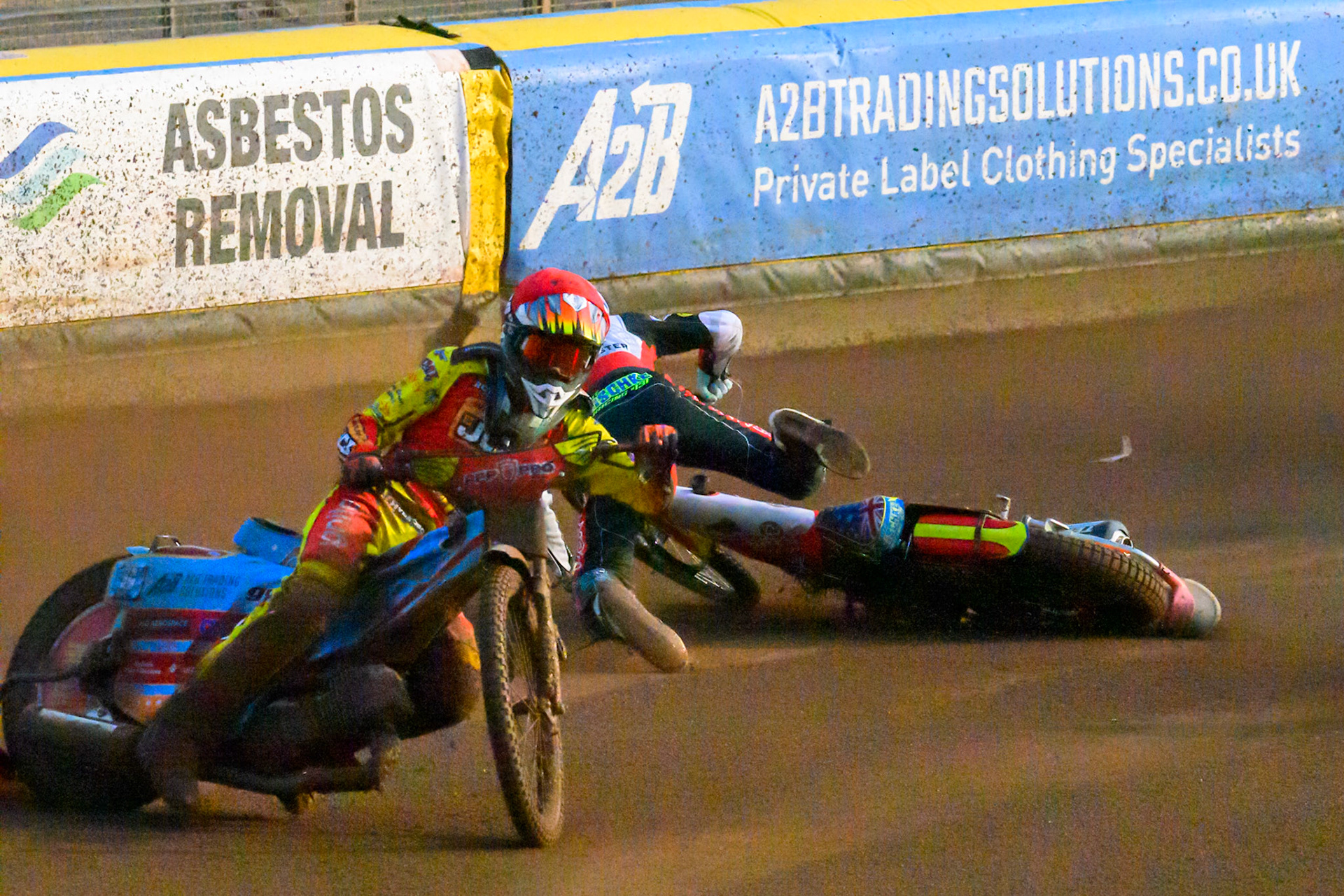 Tate Zischke of Belle Vue Aces in White loses control and flips off his bike during the Rowe Motor Oil Premiership match between Leicester Lions and Belle Vue Aces at the Hydroscan Arena, Leicester on Thursday 23rd July 2026. (Photo: Ian Charles | MI News)