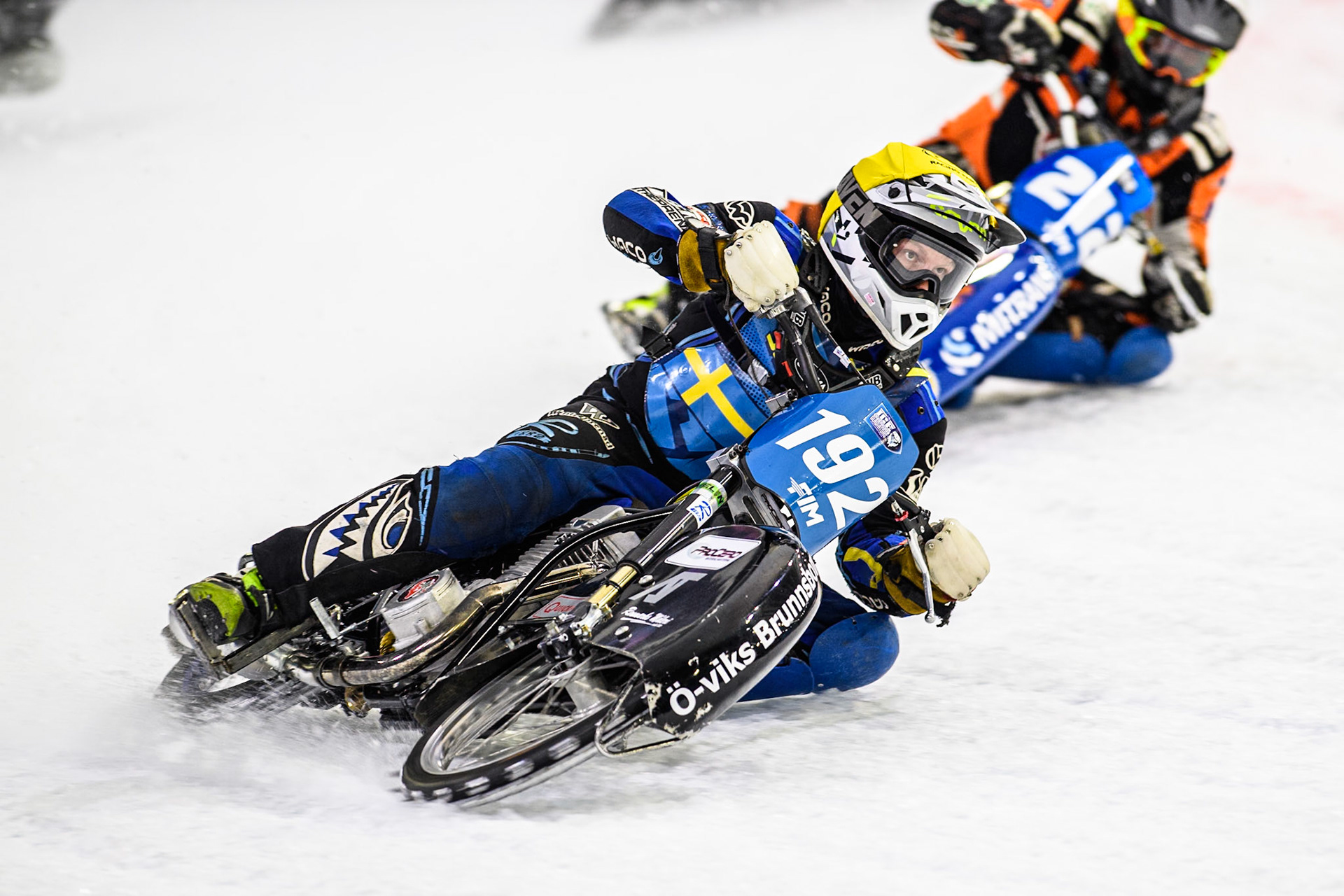 Niclas Svensson (192) of Sweden in Yellow rides outside Lukas Hutla (212) of the Czech Republic in White during the FIM Ice Speedway Gladiators World Championship, Final 4 at the Ice Stadium, Thialf, Heerenveen on Sunday 6th April 2025. (Photo: Ian Charles | MI News)