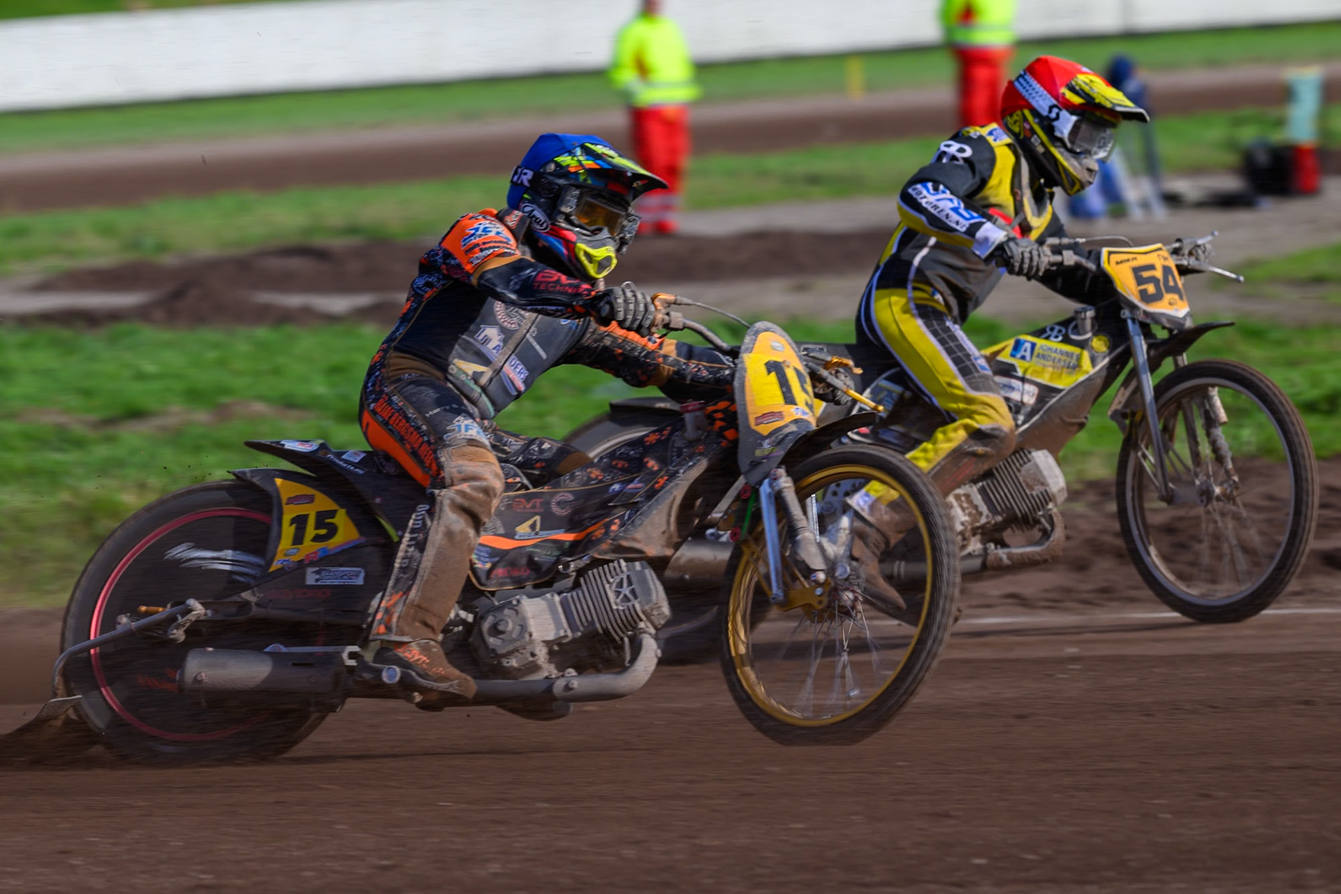 Wild Card Rider Romano Hummel (15) of The Netherlands in Blue passes Mika Meijer (54) of The Netherlands in Red during the FIM Long Track World Championship Final 4, at the Speed Centre Roden, Netherlands on Sunday 21st September 2025. (Photo: Ian Charles | MI News)during the FIM Long Track World Championship Final 4, at the Speed Centre, Roden on Sunday 21st September 2025. (Photo: Ian Charles | MI News)