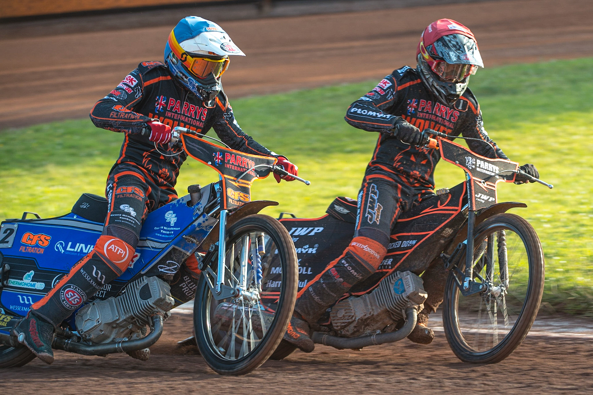 WOLVERHAMPTON, UK. JUN 20TH Steve Worrall  (Blue) and Sam Masters  (Red) go for maximum points during the SGB Premiership match between Wolverhampton Wolves and Belle Vue Aces at Monmore Green Stadium, Wolverhampton on Monday 20th June 2022. (Credit: Ian Charles | MI News)