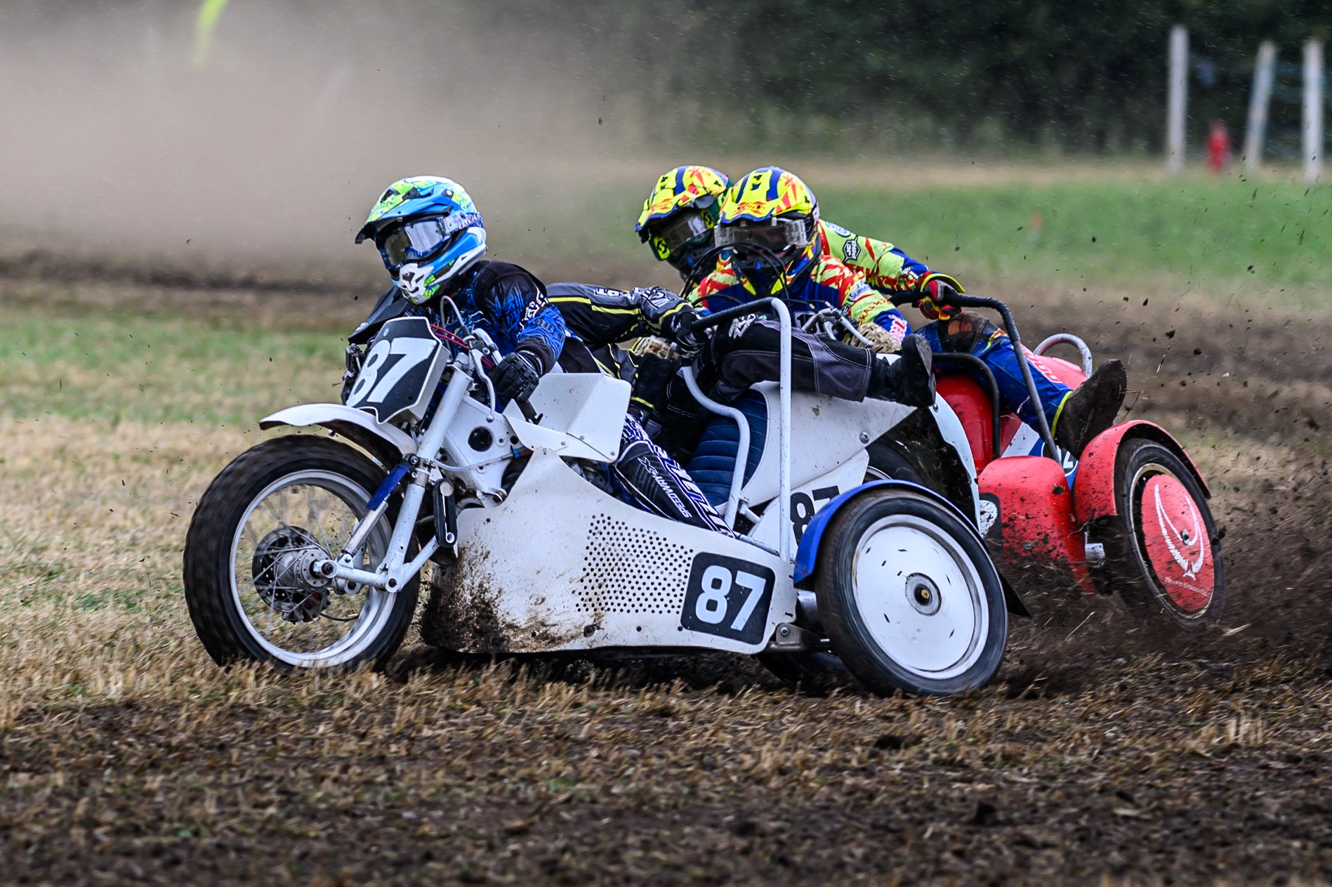Rob Bradley and Jake Liversidge (87) leading Paul Whitelam and Richard Webb (92) in the 1000cc Sidecar class during the ACU Northern Grass Track Riders Championship at Cheshire Grass Track Club, Frog Lane, Knutsford, Cheshire on Sunday 20th July 2025. (Photo: Ian Charles | MI News)