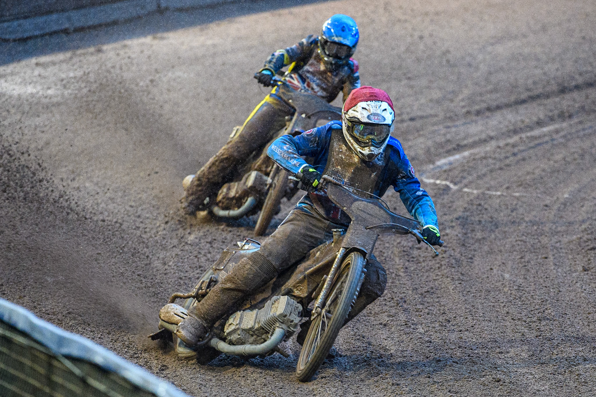 Richard Lawson (Red) leads Kyle Howarth (Blue) during the Sports Insure British Speedway Final at the National Speedway Stadium, Manchester on Monday 14th August 2023. (Photo: Ian Charles | MI News)