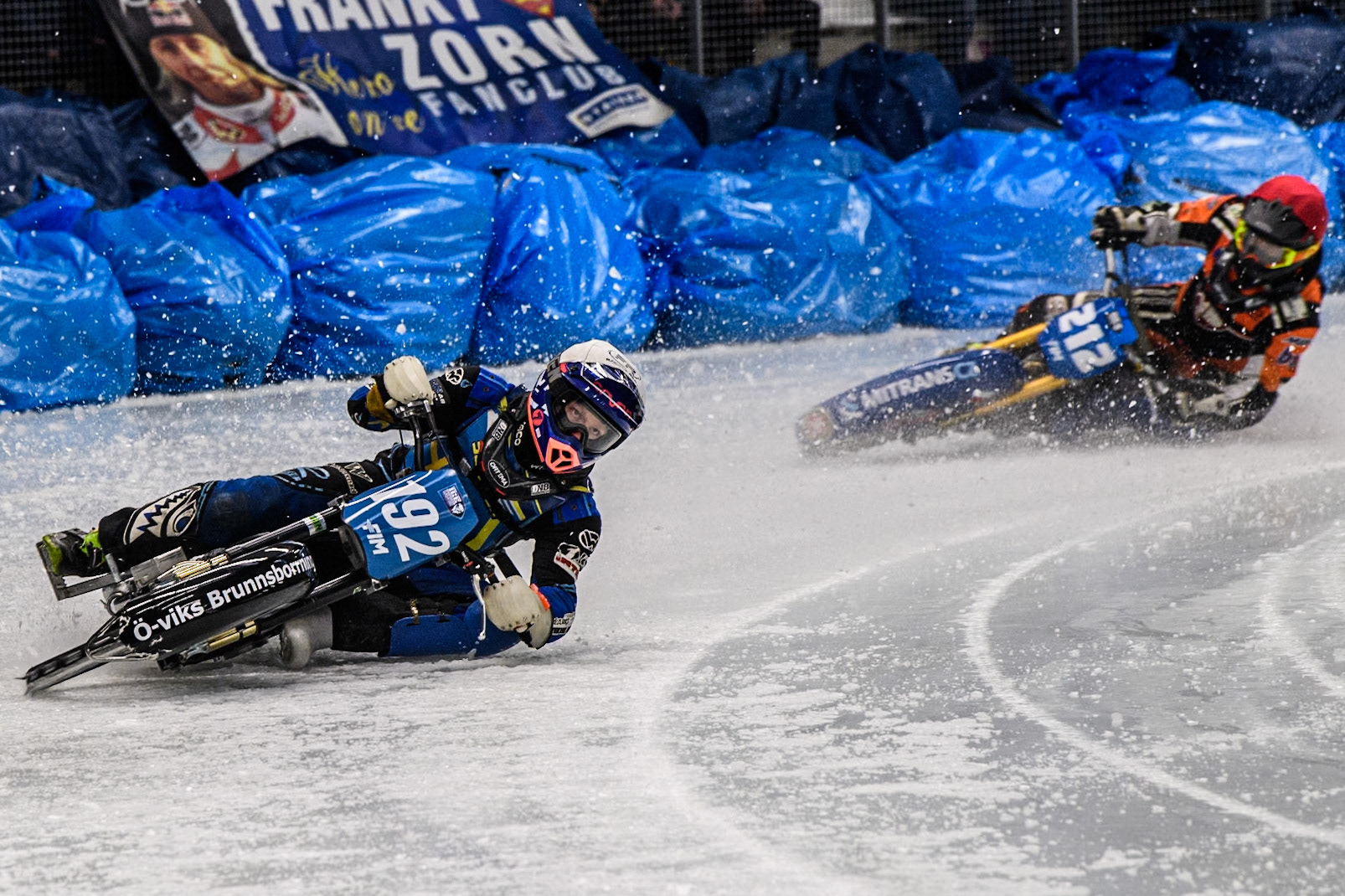 Niclas Svensson (192) of Sweden in White leading Lukas Hutla (212) of the Czech Republic in Red during the Ice Speedway Gladiators World Championship Final 2 at Max-Aicher-Arena, Inzell on Sunday 16th March 2025. (Photo: Ian Charles | MI News)